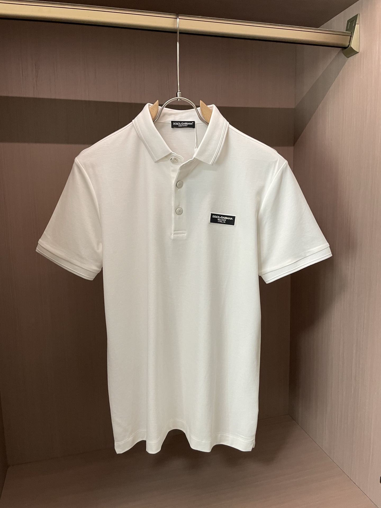 NO:418197,DG High-end Goods Business White-collar workers are a must-have item for individuals in the unit!  Casual business lapel short sleeves, technological fabric, great body feel, smooth texture and great texture!  Good elasticity, no sense of restraint, the fabric has its own breathable mesh, moisture absorption and sweating, quick drying and keeping it dry, small lapel placket-breasted design, showing a straight posture, not soft pedal, simple style, can be used for business and leisure, highly recommended!  Simple, generous, clean and neat, elegant and gentlemanly. The key is the fabric, the key is to quality control, the feel is extremely delicate and smooth, the fabric has a good gloss and upper body skeleton feel, so you can greet mature and quality men's clothing!  Sweat in summer and dry in seconds, a brand new experience. Business commuting and leisure. M-4XL is worn at a maximum of 210 kilograms. Please place an order and report your height and weight!  ,T-shirt,alexander wang19860909DG 高端货商务 白领 单位人士必入单品！ 休闲商务翻领短袖,科技面料,体感非常棒,手感顺滑质感很棒！弹性好,无任何束缚感,面料自带透气网孔,吸湿排汗,速干保持干爽,小翻领门襟排扣设计,展露挺拔姿态,不软踏,简约款式,商务休闲都可驾驭,强烈推荐！简单大方干净利落,儒雅绅士风度.高级材质,重点就是面料上,品控的必上,手感极其细腻光滑,面料光泽感和上身骨架感好,打招成熟品质男装！夏天出汗秒干,全新体验 商务通勤休闲 M-4XL最大穿210斤,下单报身高体重！,,T-shirt,alexander wang,Men's clothing