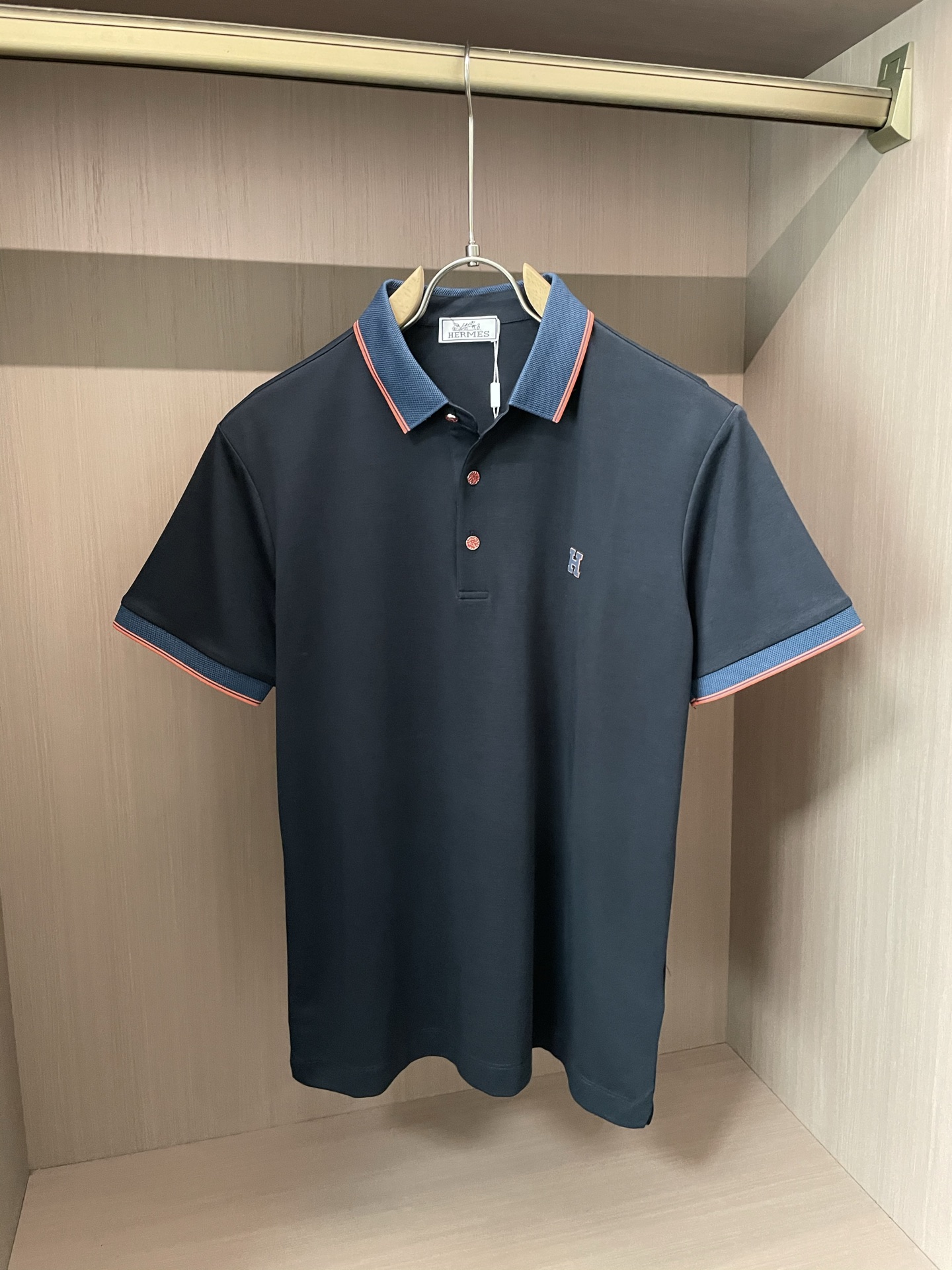 NO:418205,H High-end goods business, white-collar workers, must-have items for individuals in the unit!  Casual business lapel short sleeves, technological fabric, great body feel, smooth texture and great texture!  Good elasticity, no sense of restraint, the fabric has its own breathable mesh, moisture absorption and sweating, quick drying and keeping it dry, small lapel placket-breasted design, showing a straight posture, not soft pedal, simple style, can be used for business and leisure, highly recommended!  Simple, generous, clean and neat, elegant and gentlemanly. The key is the fabric, the key is to quality control, the feel is extremely delicate and smooth, the fabric has a good gloss and upper body skeleton feel, so you can greet mature and quality men's clothing!  Sweat in summer and dry in seconds, a brand new experience. Business commuting and leisure. M-4XL is worn at a maximum of 210 kilograms. Please place an order and report your height and weight!  ,T-shirt,alexander wang19860909H 高端货商务 白领 单位人士必入单品！ 休闲商务翻领短袖,科技面料,体感非常棒,手感顺滑质感很棒！弹性好,无任何束缚感,面料自带透气网孔,吸湿排汗,速干保持干爽,小翻领门襟排扣设计,展露挺拔姿态,不软踏,简约款式,商务休闲都可驾驭,强烈推荐！简单大方干净利落,儒雅绅士风度.高级材质,重点就是面料上,品控的必上,手感极其细腻光滑,面料光泽感和上身骨架感好,打招成熟品质男装！夏天出汗秒干,全新体验 商务通勤休闲 M-4XL最大穿210斤,下单报身高体重！,,T-shirt,alexander wang,Men's clothing