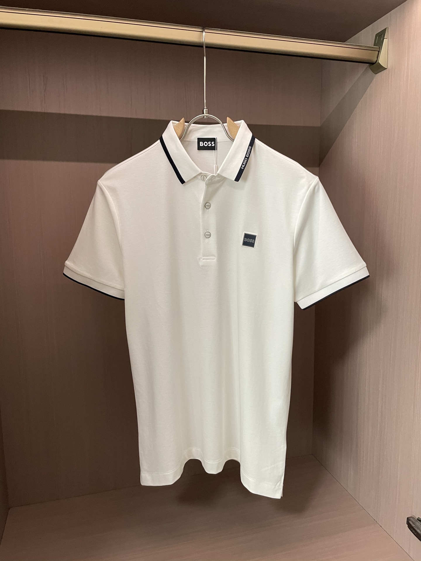 NO:418214,Boss High-end Merchant Business White-collar workers are a must-have item for individuals in the unit!  Casual business lapel short sleeves, technological fabric, great body feel, smooth texture and great texture!  Good elasticity, no sense of restraint, the fabric has its own breathable mesh, moisture absorption and sweating, quick drying and keeping it dry, small lapel placket-breasted design, showing a straight posture, not soft pedal, simple style, can be used for business and leisure, highly recommended!  Simple, generous, clean and neat, elegant and gentlemanly. The key is the fabric, the key is to quality control, the feel is extremely delicate and smooth, the fabric has a good gloss and upper body skeleton feel, so you can greet mature and quality men's clothing!  Sweat in summer and dry in seconds, a brand new experience. Business commuting and leisure. M-4XL is worn at a maximum of 210 kilograms. Please place an order and report your height and weight!  ,T-shirt,alexander wang19860909Boss 高端货商务 白领 单位人士必入单品！ 休闲商务翻领短袖,科技面料,体感非常棒,手感顺滑质感很棒！弹性好,无任何束缚感,面料自带透气网孔,吸湿排汗,速干保持干爽,小翻领门襟排扣设计,展露挺拔姿态,不软踏,简约款式,商务休闲都可驾驭,强烈推荐！简单大方干净利落,儒雅绅士风度.高级材质,重点就是面料上,品控的必上,手感极其细腻光滑,面料光泽感和上身骨架感好,打招成熟品质男装！夏天出汗秒干,全新体验 商务通勤休闲 M-4XL最大穿210斤,下单报身高体重！,,T-shirt,alexander wang,Men's clothing