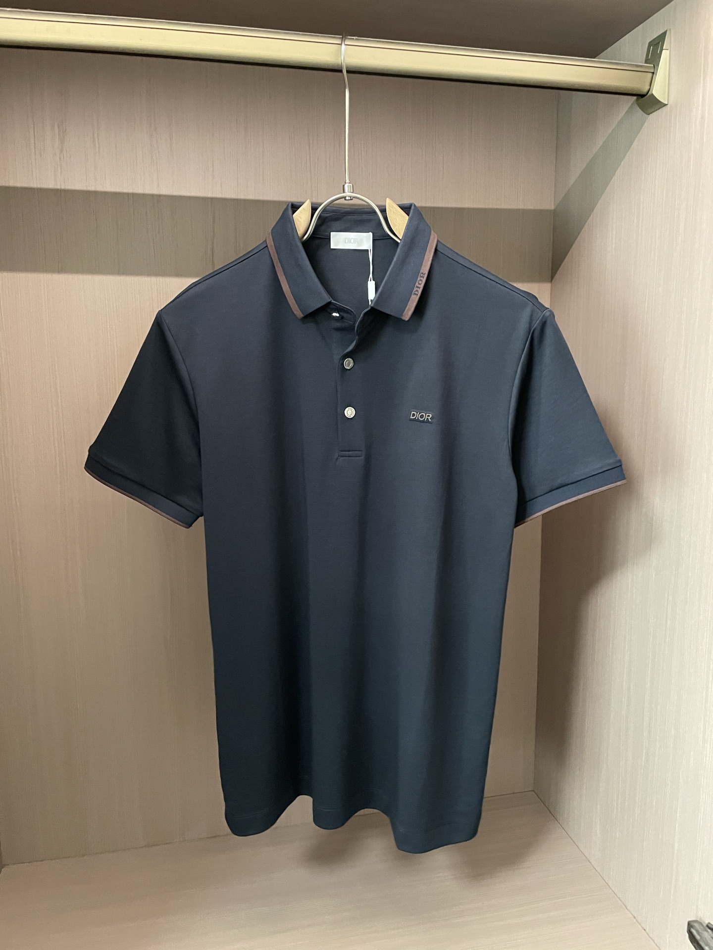 NO:418222,Dior High-end Goods Business White-collar workers are a must-have item for individuals in the unit!  Casual business lapel short sleeves, technological fabric, great body feel, smooth texture and great texture!  Good elasticity, no sense of restraint, the fabric has its own breathable mesh, moisture absorption and sweating, quick drying and keeping it dry, small lapel placket-breasted design, showing a straight posture, not soft pedal, simple style, can be used for business and leisure, highly recommended!  Simple, generous, clean and neat, elegant and gentlemanly. The key is the fabric, the key is to quality control, the feel is extremely delicate and smooth, the fabric has a good gloss and upper body skeleton feel, so you can greet mature and quality men's clothing!  Sweat in summer and dry in seconds, a brand new experience. Business commuting and leisure. M-4XL is worn at a maximum of 210 kilograms. Please place an order and report your height and weight!  ,dior,T-shirt,alexander wang19860909Dior 高端货商务 白领 单位人士必入单品！ 休闲商务翻领短袖,科技面料,体感非常棒,手感顺滑质感很棒！弹性好,无任何束缚感,面料自带透气网孔,吸湿排汗,速干保持干爽,小翻领门襟排扣设计,展露挺拔姿态,不软踏,简约款式,商务休闲都可驾驭,强烈推荐！简单大方干净利落,儒雅绅士风度.高级材质,重点就是面料上,品控的必上,手感极其细腻光滑,面料光泽感和上身骨架感好,打招成熟品质男装！夏天出汗秒干,全新体验 商务通勤休闲 M-4XL最大穿210斤,下单报身高体重！,,dior,T-shirt,alexander wang,Men's clothing