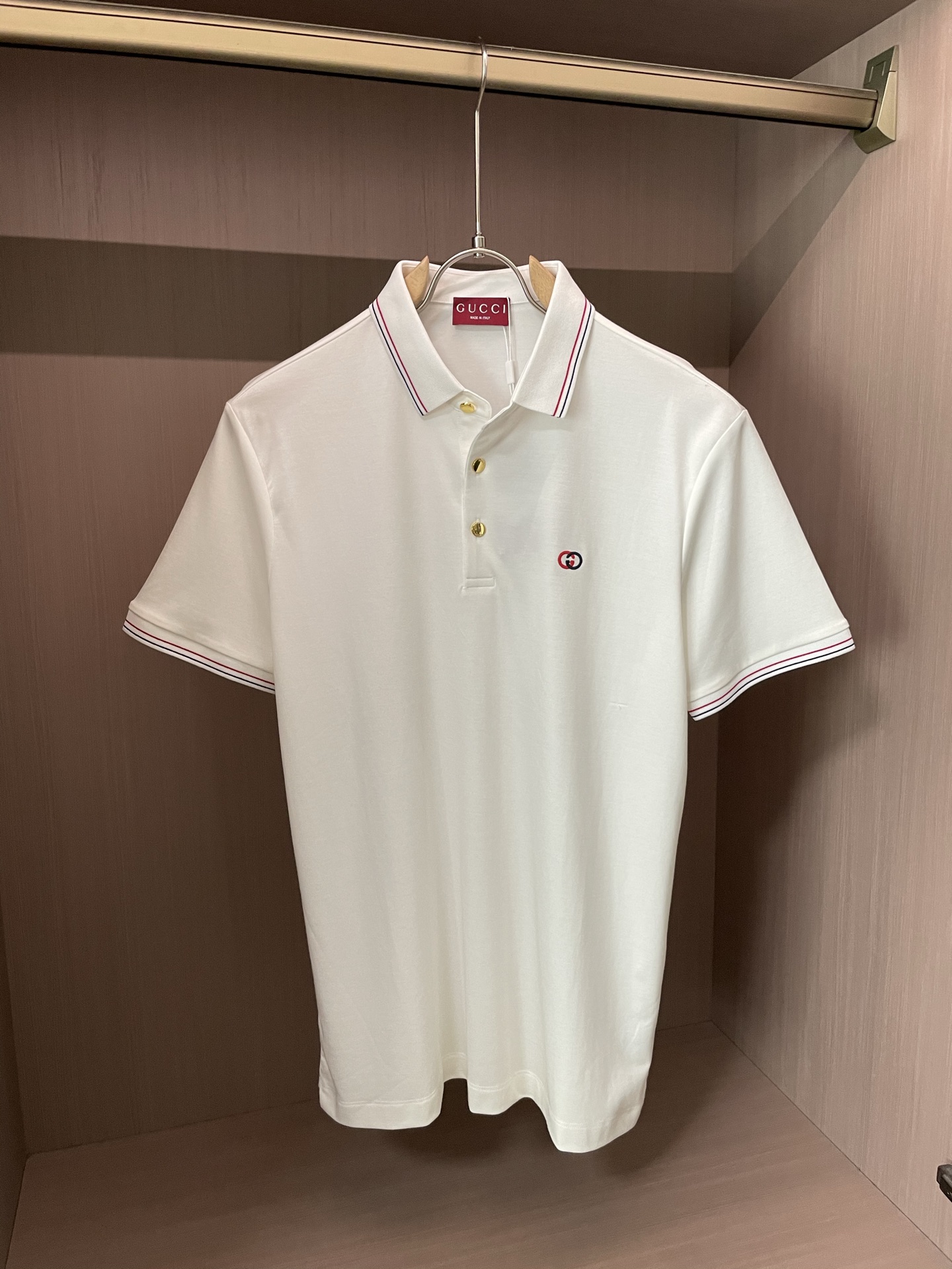 NO:418231,Gucc High-end Goods Business White-collar workers are a must-have item for individuals in the unit!  Casual business lapel short sleeves, technological fabric, great body feel, smooth texture and great texture!  Good elasticity, no sense of restraint, the fabric has its own breathable mesh, moisture absorption and sweating, quick drying and keeping it dry, small lapel placket-breasted design, showing a straight posture, not soft pedal, simple style, can be used for business and leisure, highly recommended!  Simple, generous, clean and neat, elegant and gentlemanly. The key is the fabric, the key is to quality control, the feel is extremely delicate and smooth, the fabric has a good gloss and upper body skeleton feel, so you can greet mature and quality men's clothing!  Sweat in summer and dry in seconds, a brand new experience. Business commuting and leisure. M-4XL is worn at a maximum of 210 kilograms. Please place an order and report your height and weight!  ,gucci,T-shirt,alexander wang19860909Gucc 高端货商务 白领 单位人士必入单品！ 休闲商务翻领短袖,科技面料,体感非常棒,手感顺滑质感很棒！弹性好,无任何束缚感,面料自带透气网孔,吸湿排汗,速干保持干爽,小翻领门襟排扣设计,展露挺拔姿态,不软踏,简约款式,商务休闲都可驾驭,强烈推荐！简单大方干净利落,儒雅绅士风度.高级材质,重点就是面料上,品控的必上,手感极其细腻光滑,面料光泽感和上身骨架感好,打招成熟品质男装！夏天出汗秒干,全新体验 商务通勤休闲 M-4XL最大穿210斤,下单报身高体重！,,gucci,T-shirt,alexander wang,Men's clothing