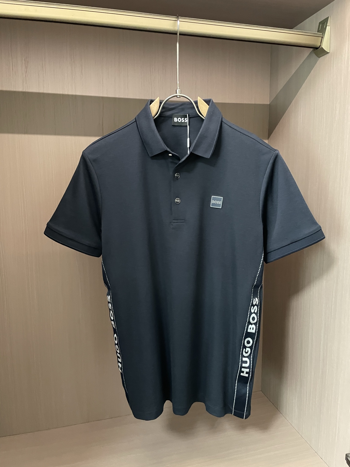 NO:418239,Boss High-end Goods Business White-collar workers are a must-have item for individuals in the unit!  Casual business lapel short sleeves, technological fabric, great body feel, smooth texture and great texture!  Good elasticity, no sense of restraint, the fabric has its own breathable mesh, moisture absorption and sweating, quick drying and keeping it dry, small lapel placket-breasted design, showing a straight posture, not soft pedal, simple style, can be used for business and leisure, highly recommended!  Simple, generous, clean and neat, elegant and gentlemanly. The key is the fabric, the key is to quality control, the feel is extremely delicate and smooth, the fabric has a good gloss and upper body skeleton feel, so you can greet mature and quality men's clothing!  Sweat in summer and dry in seconds, a brand new experience. Business commuting and leisure. M-4XL is worn at a maximum of 210 kilograms. Please place an order and report your height and weight!  ,T-shirt,alexander wang19860909Boss 高端货商务 白领 单位人士必入单品！ 休闲商务翻领短袖,科技面料,体感非常棒,手感顺滑质感很棒！弹性好,无任何束缚感,面料自带透气网孔,吸湿排汗,速干保持干爽,小翻领门襟排扣设计,展露挺拔姿态,不软踏,简约款式,商务休闲都可驾驭,强烈推荐！简单大方干净利落,儒雅绅士风度.高级材质,重点就是面料上,品控的必上,手感极其细腻光滑,面料光泽感和上身骨架感好,打招成熟品质男装！夏天出汗秒干,全新体验 商务通勤休闲 M-4XL最大穿210斤,下单报身高体重！,,T-shirt,alexander wang,Men's clothing