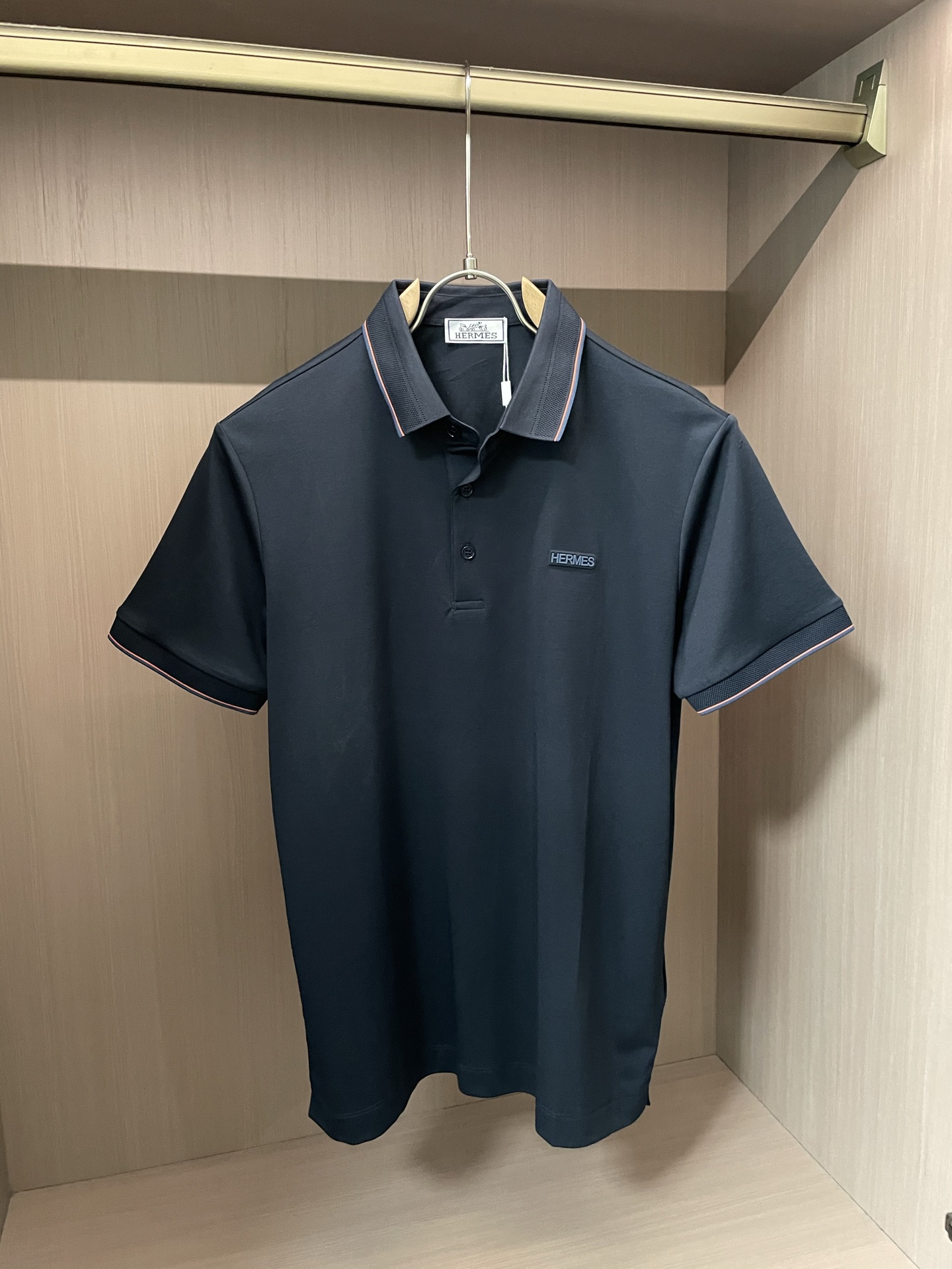 NO:418247,H High-end goods business, white-collar workers, must-have items for individuals in the unit!  Casual business lapel short sleeves, technological fabric, great body feel, smooth texture and great texture!  Good elasticity, no sense of restraint, the fabric has its own breathable mesh, moisture absorption and sweating, quick drying and keeping it dry, small lapel placket-breasted design, showing a straight posture, not soft pedal, simple style, can be used for business and leisure, highly recommended!  Simple, generous, clean and neat, elegant and gentlemanly. The key is the fabric, the key is to quality control, the feel is extremely delicate and smooth, the fabric has a good gloss and upper body skeleton feel, so you can greet mature and quality men's clothing!  Sweat in summer and dry in seconds, a brand new experience. Business commuting and leisure. M-4XL is worn at a maximum of 210 kilograms. Please place an order and report your height and weight!  ,T-shirt,alexander wang19860909H 高端货商务 白领 单位人士必入单品！ 休闲商务翻领短袖,科技面料,体感非常棒,手感顺滑质感很棒！弹性好,无任何束缚感,面料自带透气网孔,吸湿排汗,速干保持干爽,小翻领门襟排扣设计,展露挺拔姿态,不软踏,简约款式,商务休闲都可驾驭,强烈推荐！简单大方干净利落,儒雅绅士风度.高级材质,重点就是面料上,品控的必上,手感极其细腻光滑,面料光泽感和上身骨架感好,打招成熟品质男装！夏天出汗秒干,全新体验 商务通勤休闲 M-4XL最大穿210斤,下单报身高体重！,,T-shirt,alexander wang,Men's clothing