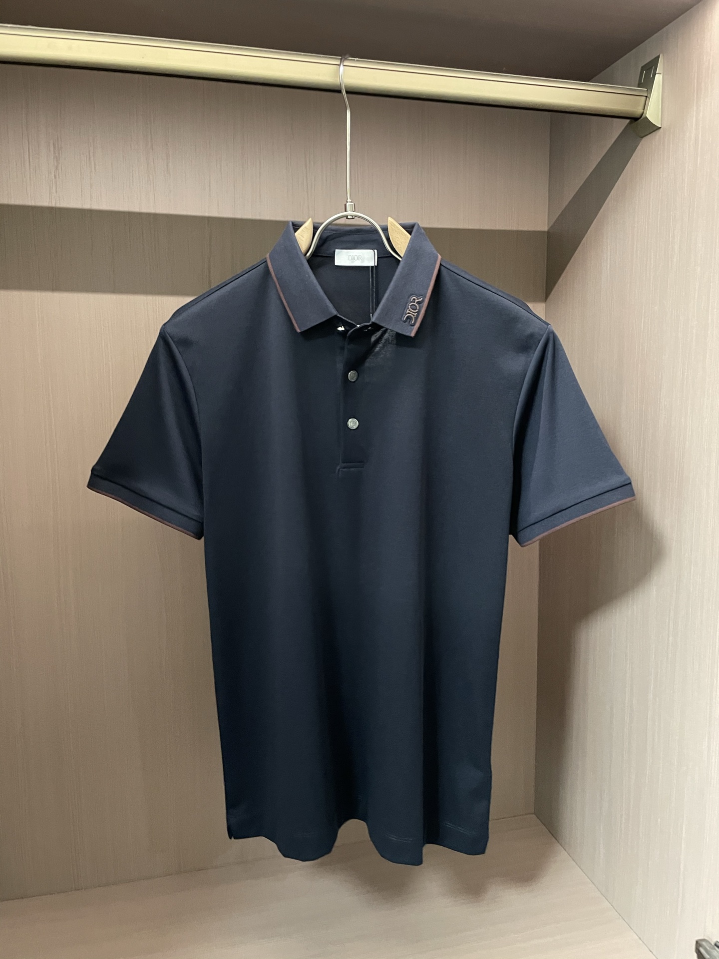 NO:418174,Dior High-end Goods Business White-collar workers are a must-have item for individuals in the unit!  Casual business lapel short sleeves, technological fabric, great body feel, smooth texture and great texture!  Good elasticity, no sense of restraint, the fabric has its own breathable mesh, moisture absorption and sweating, quick drying and keeping it dry, small lapel placket-breasted design, showing a straight posture, not soft pedal, simple style, can be used for business and leisure, highly recommended!  Simple, generous, clean and neat, elegant and gentlemanly. The key is the fabric, the key is to quality control, the feel is extremely delicate and smooth, the fabric has a good gloss and upper body skeleton feel, so you can greet mature and quality men's clothing!  Sweat in summer and dry in seconds, a brand new experience. Business commuting and leisure. M-4XL is worn at a maximum of 210 kilograms. Please place an order and report your height and weight!  ,dior,T-shirt,alexander wang19860909Dior 高端货商务 白领 单位人士必入单品！ 休闲商务翻领短袖,科技面料,体感非常棒,手感顺滑质感很棒！弹性好,无任何束缚感,面料自带透气网孔,吸湿排汗,速干保持干爽,小翻领门襟排扣设计,展露挺拔姿态,不软踏,简约款式,商务休闲都可驾驭,强烈推荐！简单大方干净利落,儒雅绅士风度.高级材质,重点就是面料上,品控的必上,手感极其细腻光滑,面料光泽感和上身骨架感好,打招成熟品质男装！夏天出汗秒干,全新体验 商务通勤休闲 M-4XL最大穿210斤,下单报身高体重！,,dior,T-shirt,alexander wang,Men's clothing