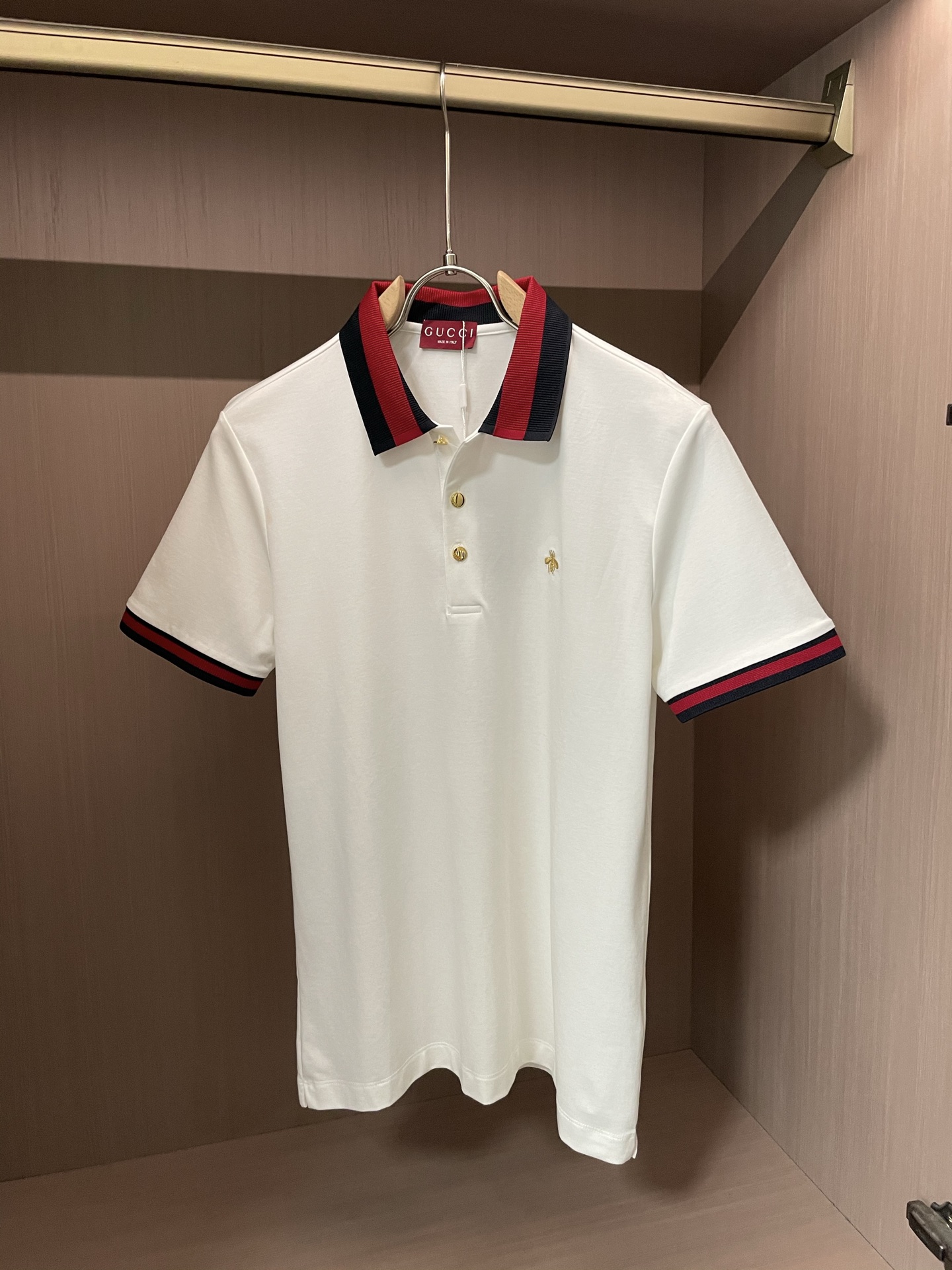 NO:418181,Gucc High-end Goods Business White-collar workers are a must-have item for individuals in the unit!  Casual business lapel short sleeves, technological fabric, great body feel, smooth texture and great texture!  Good elasticity, no sense of restraint, the fabric has its own breathable mesh, moisture absorption and sweating, quick drying and keeping it dry, small lapel placket-breasted design, showing a straight posture, not soft pedal, simple style, can be used for business and leisure, highly recommended!  Simple, generous, clean and neat, elegant and gentlemanly. The key is the fabric, the key is to quality control, the feel is extremely delicate and smooth, the fabric has a good gloss and upper body skeleton feel, so you can greet mature and quality men's clothing!  Sweat in summer and dry in seconds, a brand new experience. Business commuting and leisure. M-4XL is worn at a maximum of 210 kilograms. Please place an order and report your height and weight!  ,gucci,T-shirt,alexander wang19860909Gucc 高端货商务 白领 单位人士必入单品！ 休闲商务翻领短袖,科技面料,体感非常棒,手感顺滑质感很棒！弹性好,无任何束缚感,面料自带透气网孔,吸湿排汗,速干保持干爽,小翻领门襟排扣设计,展露挺拔姿态,不软踏,简约款式,商务休闲都可驾驭,强烈推荐！简单大方干净利落,儒雅绅士风度.高级材质,重点就是面料上,品控的必上,手感极其细腻光滑,面料光泽感和上身骨架感好,打招成熟品质男装！夏天出汗秒干,全新体验 商务通勤休闲 M-4XL最大穿210斤,下单报身高体重！,,gucci,T-shirt,alexander wang,Men's clothing