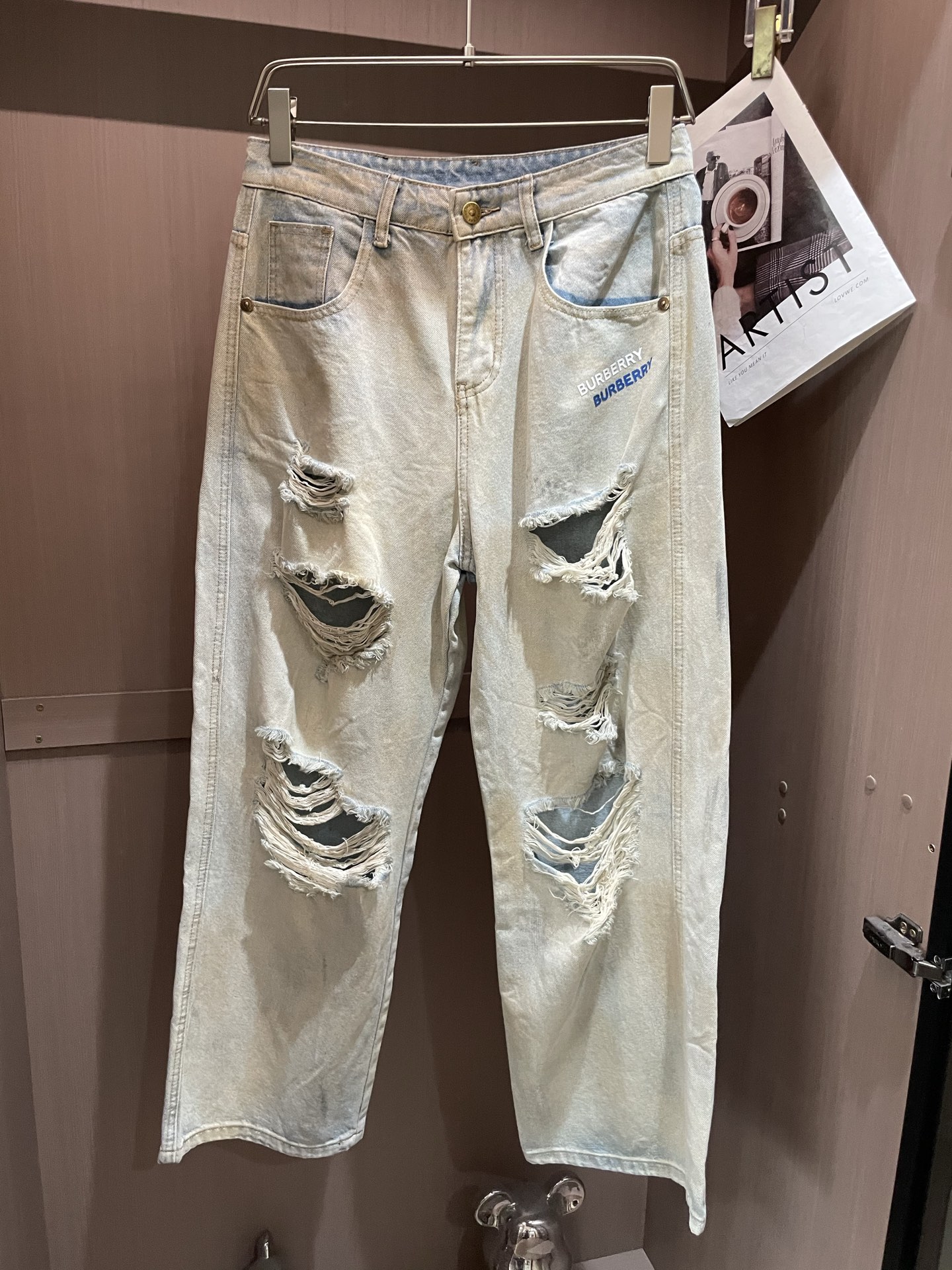 NO:418189,Bur the latest style of jeans in the counter. The fabric style is absolutely craftsmanship. It is easy to wear and not pick on the figure. There are no restrictions on matching. It can set off other items in a simple way to show your style and posture~ You can match any style of items, match them with various T-shirts/shirts and knitted jackets. You don’t have to worry about matching when going out on a daily basis. Size 29-38,,burberry,jeans,jackets & coats,shirts,tees,t-shirt,alexander wang19860909Bur 专柜最新同款牛仔裤 面料版型做工绝绝子 好穿不挑身材在搭配上没有太多的限制 随意简洁的衬托其他单品,来展现自己的风格姿态～ 可以百搭任何风格的单品,搭配各种T恤／衬衫,针织外套都可,日常外出不必再为搭配而烦恼了 尺码 29-38,,burberry,jeans,jackets & coats,shirts,tees，t-shirt,alexander wang,Men's clothing