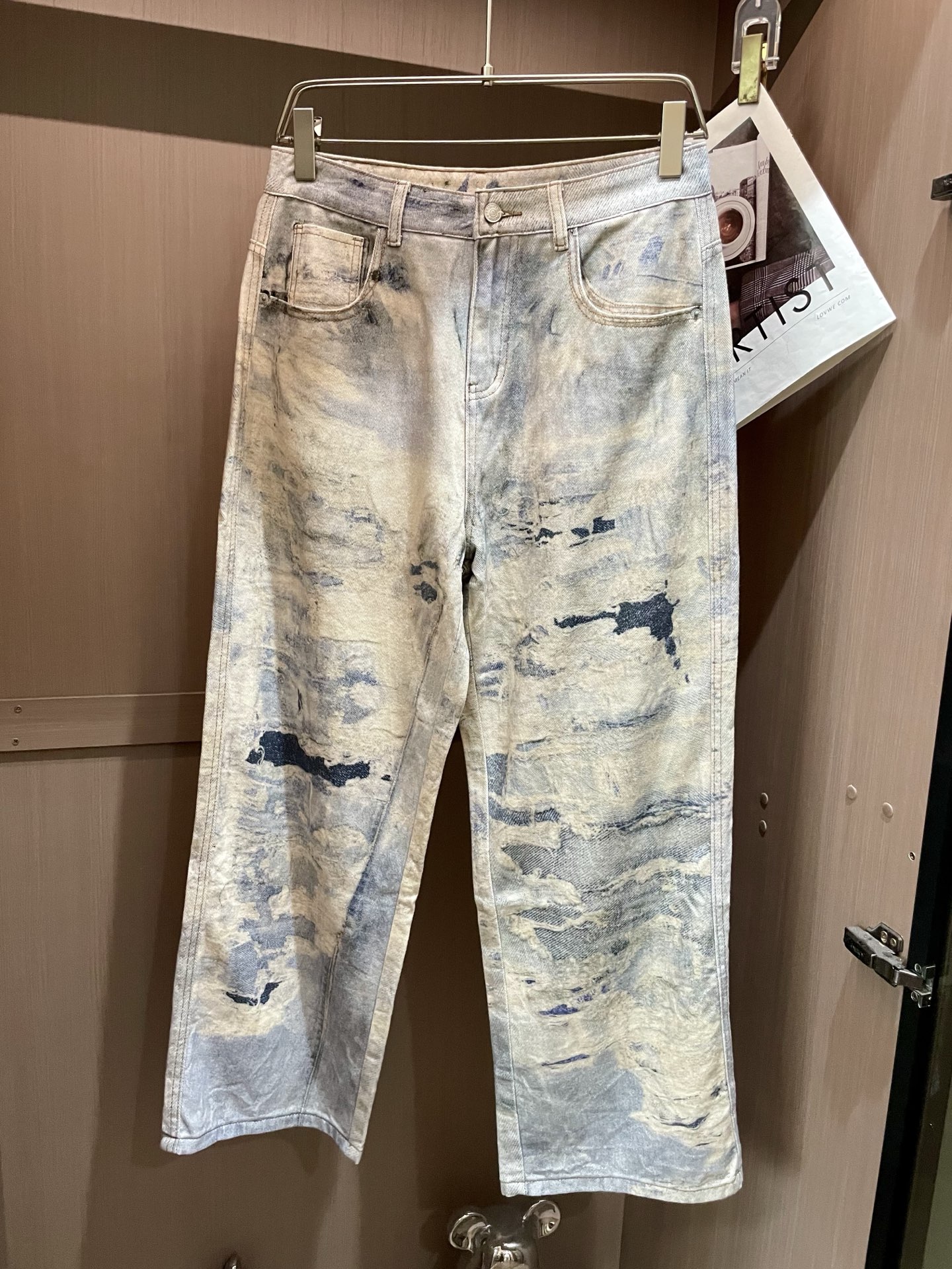 NO:418206,Acne counter has the latest same style of jeans. The fabric style is excellent. It is easy to wear and not pick on the figure. There are no restrictions on matching. It can set off other items in a simple way to show your style and posture~ You can match any style of items, match them with various T-shirts/shirts and knitted jackets. You don’t have to worry about matching when going out on a daily basis. Size 29-38,,acne studios,jeans,jackets & coats,shirts,tees,t-shirt,alexander wang19860909Acne 专柜最新同款牛仔裤 面料版型做工绝绝子 好穿不挑身材在搭配上没有太多的限制 随意简洁的衬托其他单品,来展现自己的风格姿态～ 可以百搭任何风格的单品,搭配各种T恤／衬衫,针织外套都可,日常外出不必再为搭配而烦恼了 尺码 29-38,,acne studios,jeans,jackets & coats,shirts,tees，t-shirt,alexander wang,Men's clothing