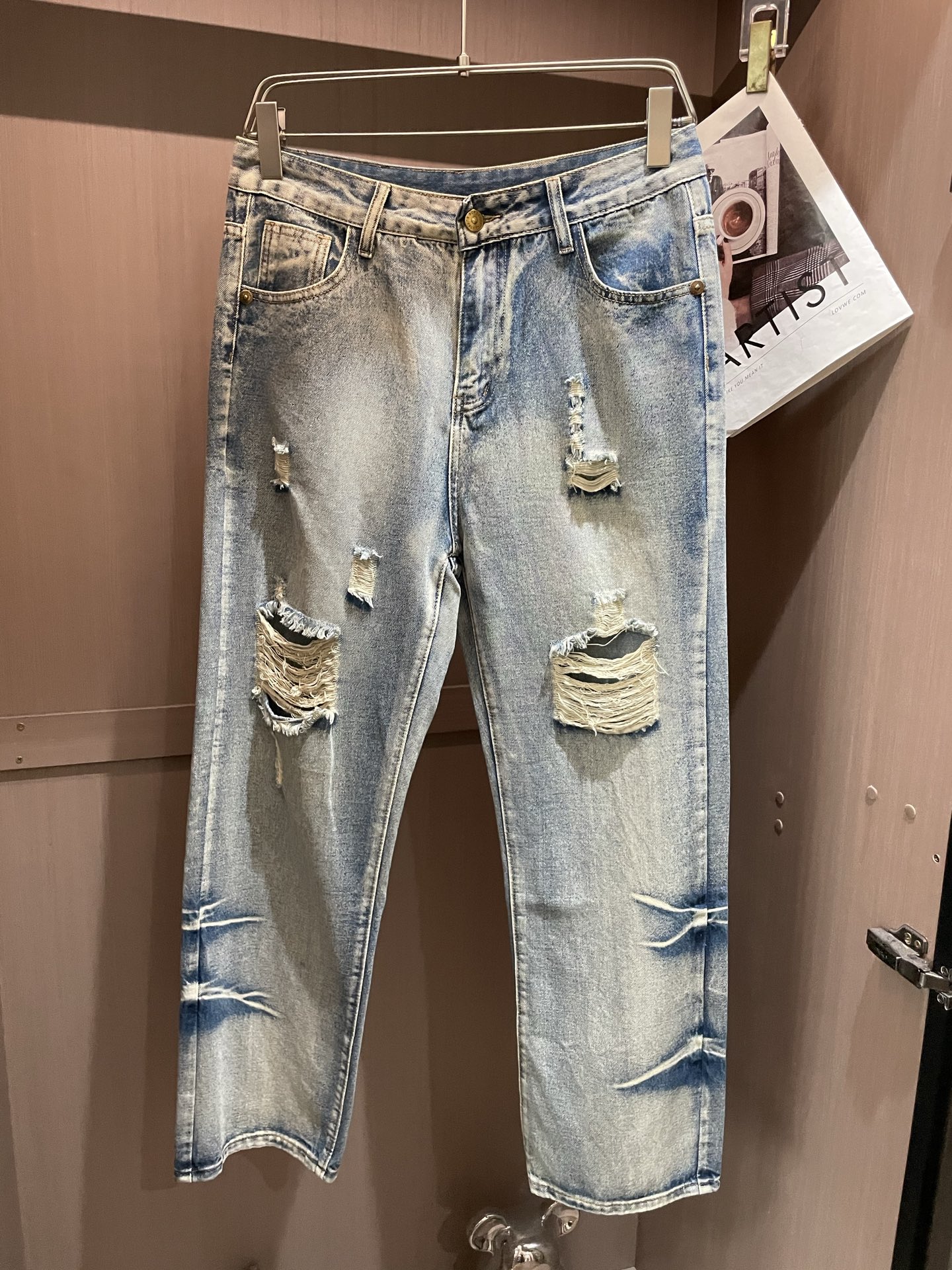 NO:507061,Bur the latest style of jeans in the counter. The fabric style is absolutely craftsmanship. It is easy to wear and not pick on the figure. There are no restrictions on matching. It can set off other items in a simple way to show your style and posture~ You can match any style of items, match them with various T-shirts/shirts and knitted jackets. You don’t have to worry about matching when going out on a daily basis. Size 29-38,,burberry,jeans,jackets & coats,shirts,tees,t-shirt,alexander wang19860909Bur 专柜最新同款牛仔裤 面料版型做工绝绝子 好穿不挑身材在搭配上没有太多的限制 随意简洁的衬托其他单品,来展现自己的风格姿态～ 可以百搭任何风格的单品,搭配各种T恤／衬衫,针织外套都可,日常外出不必再为搭配而烦恼了 尺码 29-38,,burberry,jeans,jackets & coats,shirts,tees，t-shirt,alexander wang,Men's clothing