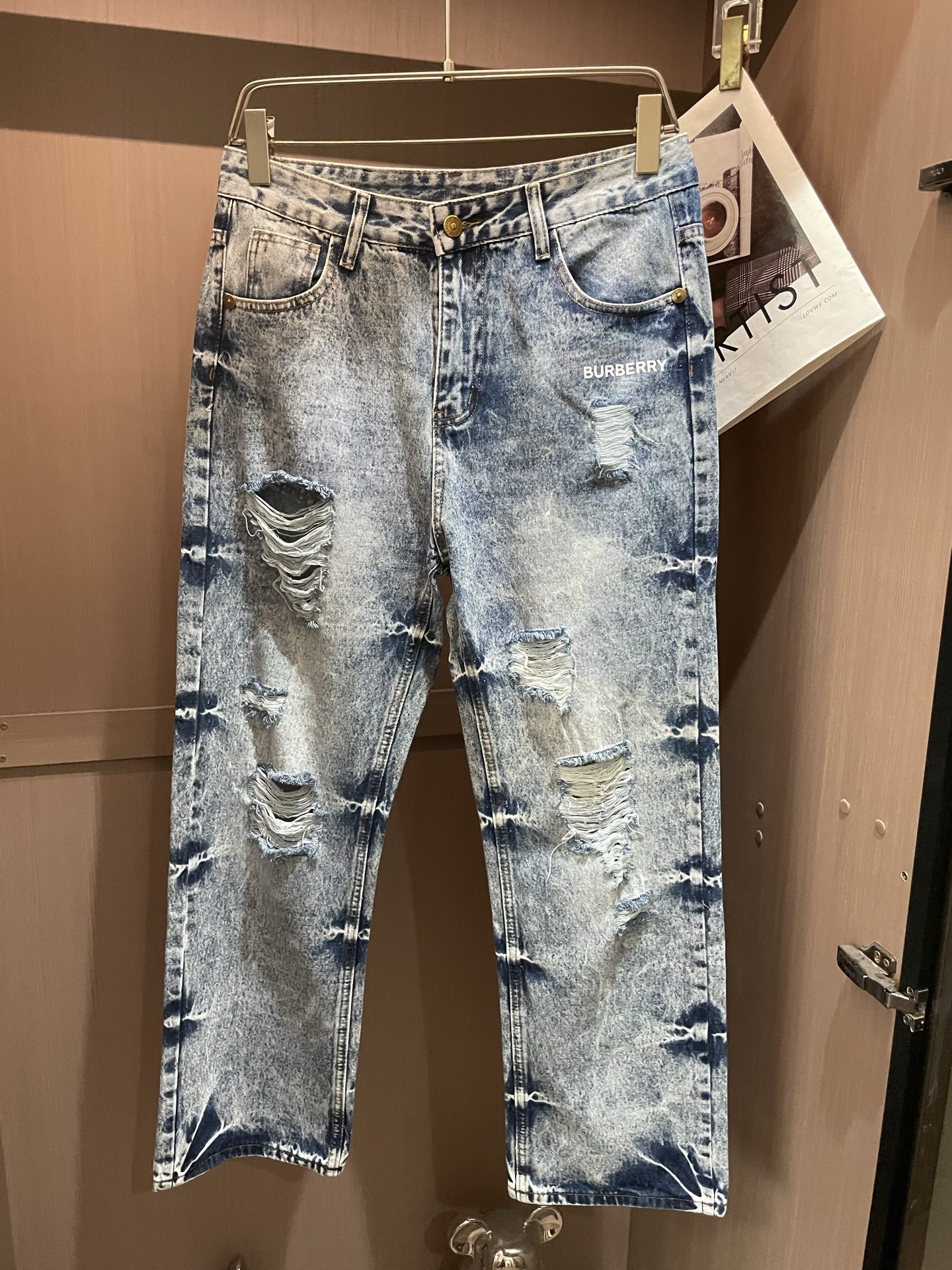 NO:418215,Bur the latest style of jeans in the counter. The fabric style is absolutely craftsmanship. It is easy to wear and not pick on the figure. There are no restrictions on matching. It can set off other items in a simple way to show your style and posture~ You can match any style of items, match them with various T-shirts/shirts and knitted jackets. You don’t have to worry about matching when going out on a daily basis. Size 29-38,,burberry,jeans,jackets & coats,shirts,tees,t-shirt,alexander wang19860909Bur 专柜最新同款牛仔裤 面料版型做工绝绝子 好穿不挑身材在搭配上没有太多的限制 随意简洁的衬托其他单品,来展现自己的风格姿态～ 可以百搭任何风格的单品,搭配各种T恤／衬衫,针织外套都可,日常外出不必再为搭配而烦恼了 尺码 29-38,,burberry,jeans,jackets & coats,shirts,tees，t-shirt,alexander wang,Men's clothing