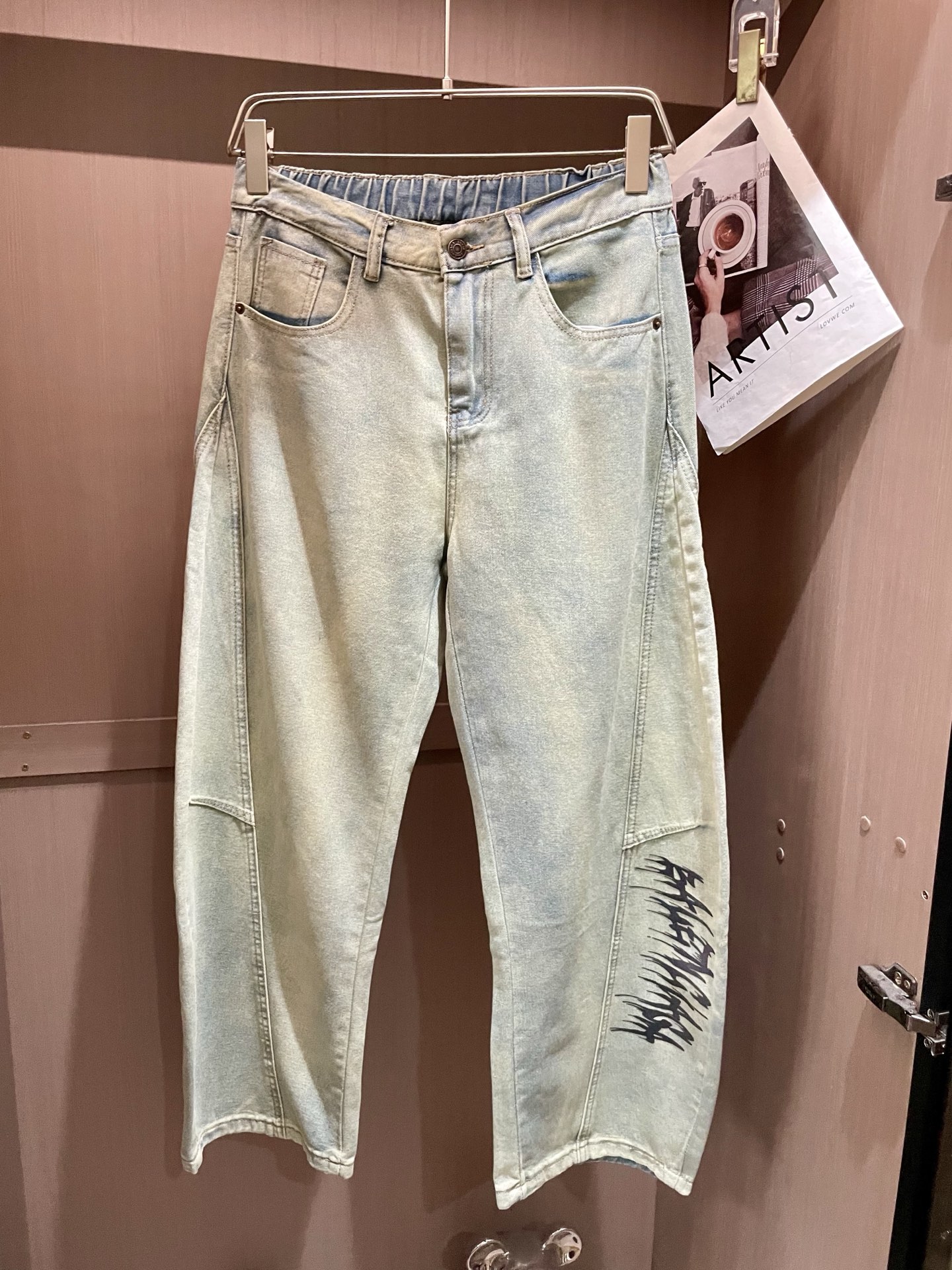 NO:507057,Balenciaga The latest style of jeans in the counter. The fabric style is excellent. It is easy to wear and not pick on the figure. There are no restrictions on matching. It can be simple to set off other items to show your style and posture~ You can match any style of items, match them with various T-shirts/shirts, knitted jackets. You don’t have to worry about matching when going out every day. Size 29-38,,balenciaga,jeans,jackets & coats,shirts,tees,t-shirt,alexander wang19860909巴黎世家 专柜最新同款牛仔裤 面料版型做工绝绝子 好穿不挑身材在搭配上没有太多的限制 随意简洁的衬托其他单品,来展现自己的风格姿态～ 可以百搭任何风格的单品,搭配各种T恤／衬衫,针织外套都可,日常外出不必再为搭配而烦恼了 尺码 29-38,,balenciaga,jeans,jackets & coats,shirts,tees，t-shirt,alexander wang,Men's clothing