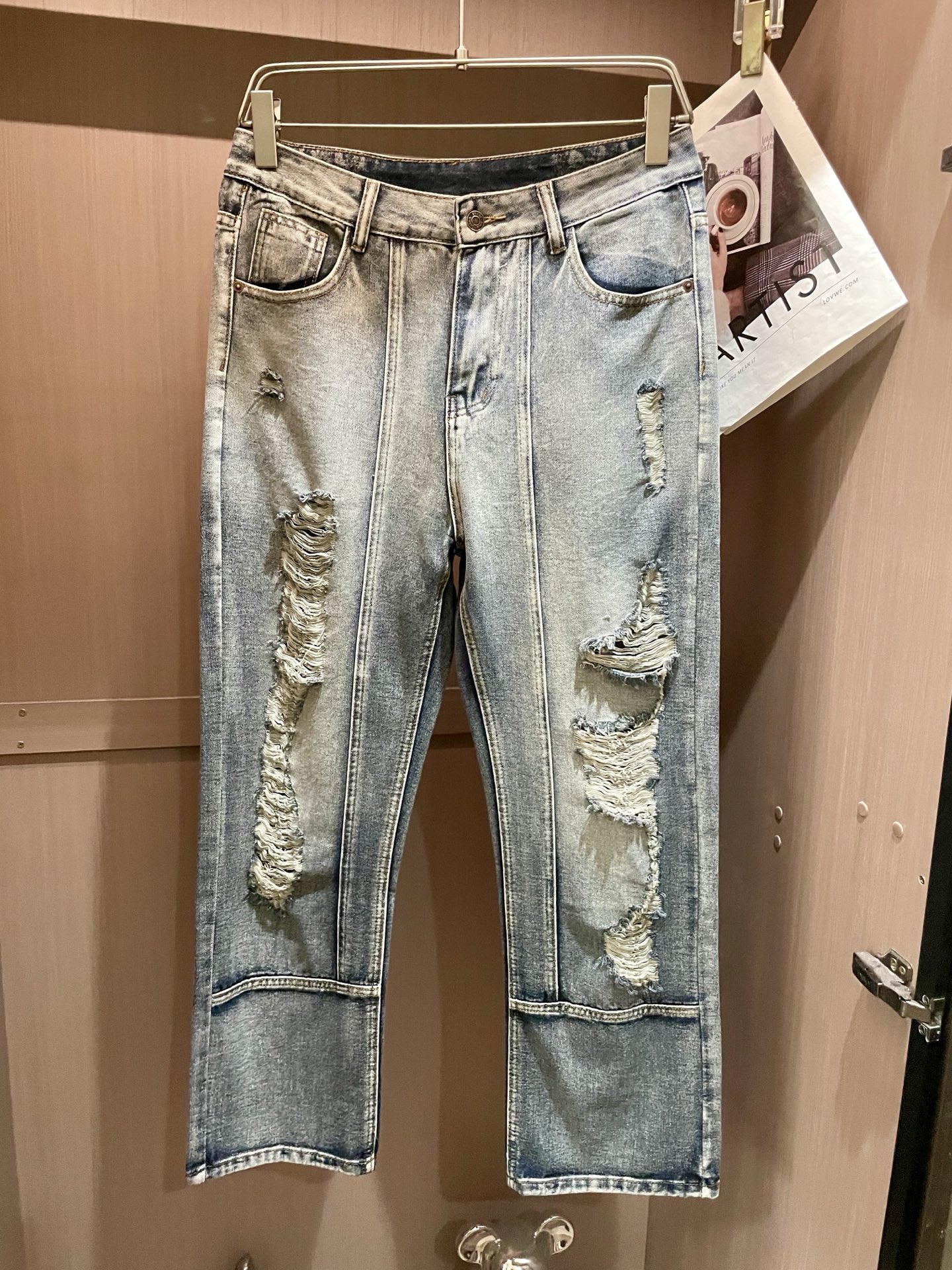 NO:418223,Balenciaga The latest style of jeans in the counter. The fabric style is excellent. It is easy to wear and not pick on the figure. There are no restrictions on matching. It can be simple to set off other items to show your style and posture~ You can match any style of items, match them with various T-shirts/shirts, knitted jackets. You don’t have to worry about matching when going out every day. Size 29-38,,balenciaga,jeans,jackets & coats,shirts,tees,t-shirt,alexander wang19860909巴黎世家 专柜最新同款牛仔裤 面料版型做工绝绝子 好穿不挑身材在搭配上没有太多的限制 随意简洁的衬托其他单品,来展现自己的风格姿态～ 可以百搭任何风格的单品,搭配各种T恤／衬衫,针织外套都可,日常外出不必再为搭配而烦恼了 尺码 29-38,,balenciaga,jeans,jackets & coats,shirts,tees，t-shirt,alexander wang,Men's clothing