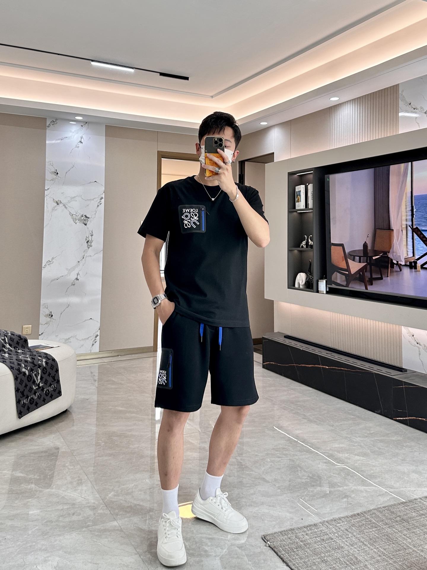 NO:489831,Loewe round neck short sleeve short sleeve shorts suit, top version of half sleeve set, trading company channel order, exclusive limited overseas quality, classic is eternal, absolutely worth buying!  This type of suit is also a must-have for lazy people. You don’t have to think about how to match it, just do it easily!  Custom-made fabrics are provided with smooth touch, but they are crisp and stylish, with a full texture on the upper body!  The overall style is simple and generous without losing style, with a strong sense of upper body, absolutely at the forefront of fashion, very comfortable to wear, no need to say much about the style and cutting of pants, the upper body is exquisite and vivid, and the truly palace-level casual pants can be competent for various occasions whether they are sports or casual. It is worth recommending Amway, and roaring recommendation!  !  /1 set (not sold) Top size XS-L Short size M-3XL, loewe, shorts, T-shirt, alexander wang19860909Loewe 圆领短袖短裤套装 半袖套装顶级版本贸易公司渠道订单,海外精品独家限定发售,经典即永恒,入手绝对值的！这种类型的套装也是懒人必备的一套,不用想怎么搭配,直接一套轻松搞定！客供定制面料,触感顺滑,却又挺括有型,上身质感十足！ 整体简洁大方而不失格调,上身感极强,绝对走在时尚最前端,穿着非常舒适,裤型款式和裁剪亦无需多言,上身精致跃然,真正殿堂级的休闲裤,无论是运动还是休闲时候都能胜任各种场合,值得安利,咆哮推荐！！ /1套（不拆卖) 上衣尺码XS-L  短裤尺码M-3XL,,loewe,shorts,T-shirt,alexander wang,Men's clothing