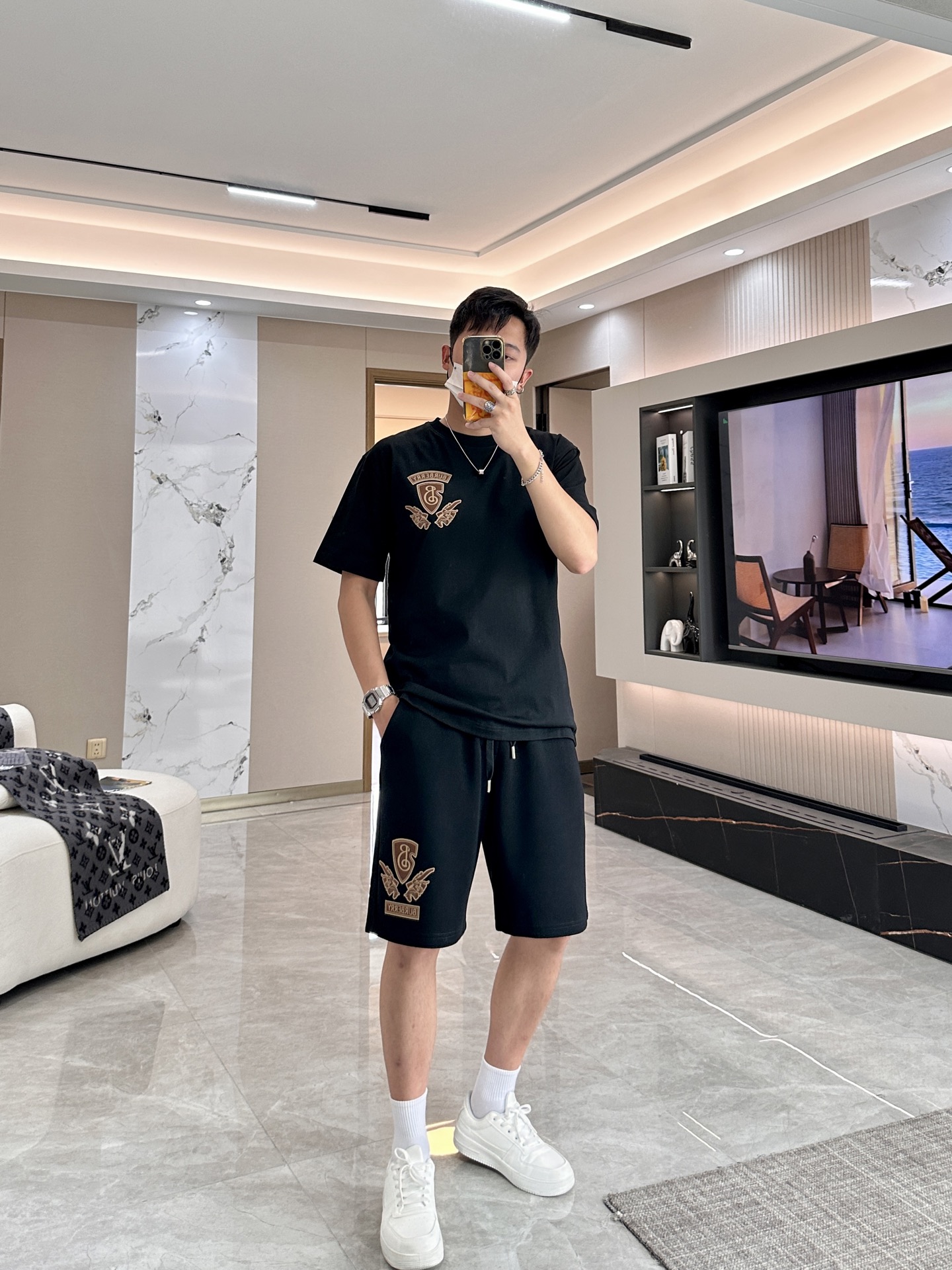 NO:489838,Bur round neck short-sleeved shorts suit, half-sleeved suit top version trading company channel orders, exclusive limited overseas quality, classic is eternal, absolutely worth buying!  This type of suit is also a must-have for lazy people. You don’t have to think about how to match it, just do it easily!  Custom-made fabrics are provided with smooth touch, but they are crisp and stylish, with a full texture on the upper body!  The overall style is simple and generous without losing style, with a strong sense of upper body, absolutely at the forefront of fashion, very comfortable to wear, no need to say much about the style and cutting of pants, the upper body is exquisite and vivid, and the truly palace-level casual pants can be competent for various occasions whether they are sports or casual. It is worth recommending Amway, and roaring recommendation!  !  /1 set (not sold) Top size XS-L Short size M-3XL, burberry, shorts, T-shirt, alexander wang19860909Bur 圆领短袖短裤套装 半袖套装顶级版本贸易公司渠道订单,海外精品独家限定发售,经典即永恒,入手绝对值的！这种类型的套装也是懒人必备的一套,不用想怎么搭配,直接一套轻松搞定！客供定制面料,触感顺滑,却又挺括有型,上身质感十足！ 整体简洁大方而不失格调,上身感极强,绝对走在时尚最前端,穿着非常舒适,裤型款式和裁剪亦无需多言,上身精致跃然,真正殿堂级的休闲裤,无论是运动还是休闲时候都能胜任各种场合,值得安利,咆哮推荐！！ /1套（不拆卖) 上衣尺码XS-L  短裤尺码M-3XL,,burberry,shorts,T-shirt,alexander wang,Men's clothing