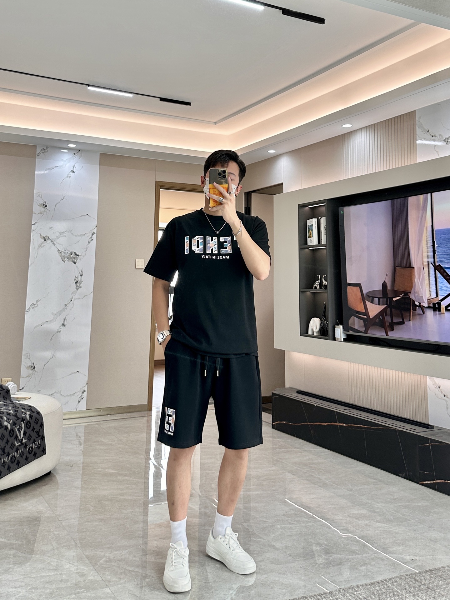 NO:489844,FD round neck short sleeve short sleeve shorts suit, top version of half sleeve set, trading company channel order, exclusive limited overseas quality, classic is eternal, absolutely worth buying!  This type of suit is also a must-have for lazy people. You don’t have to think about how to match it, just do it easily!  Custom-made fabrics are provided with smooth touch, but they are crisp and stylish, with a full texture on the upper body!  The overall style is simple and generous without losing style, with a strong sense of upper body, absolutely at the forefront of fashion, very comfortable to wear, no need to say much about the style and cutting of pants, the upper body is exquisite and vivid, and the truly palace-level casual pants can be competent for various occasions whether they are sports or casual. It is worth recommending Amway, and roaring recommendation!  !  /1 set (not sold) Top size XS-L Short size M-3XL, shorts, T-shirt, alexander wang19860909FD 圆领短袖短裤套装 半袖套装顶级版本贸易公司渠道订单,海外精品独家限定发售,经典即永恒,入手绝对值的！这种类型的套装也是懒人必备的一套,不用想怎么搭配,直接一套轻松搞定！客供定制面料,触感顺滑,却又挺括有型,上身质感十足！ 整体简洁大方而不失格调,上身感极强,绝对走在时尚最前端,穿着非常舒适,裤型款式和裁剪亦无需多言,上身精致跃然,真正殿堂级的休闲裤,无论是运动还是休闲时候都能胜任各种场合,值得安利,咆哮推荐！！ /1套（不拆卖) 上衣尺码XS-L  短裤尺码M-3XL,,shorts,T-shirt,alexander wang,Men's clothing