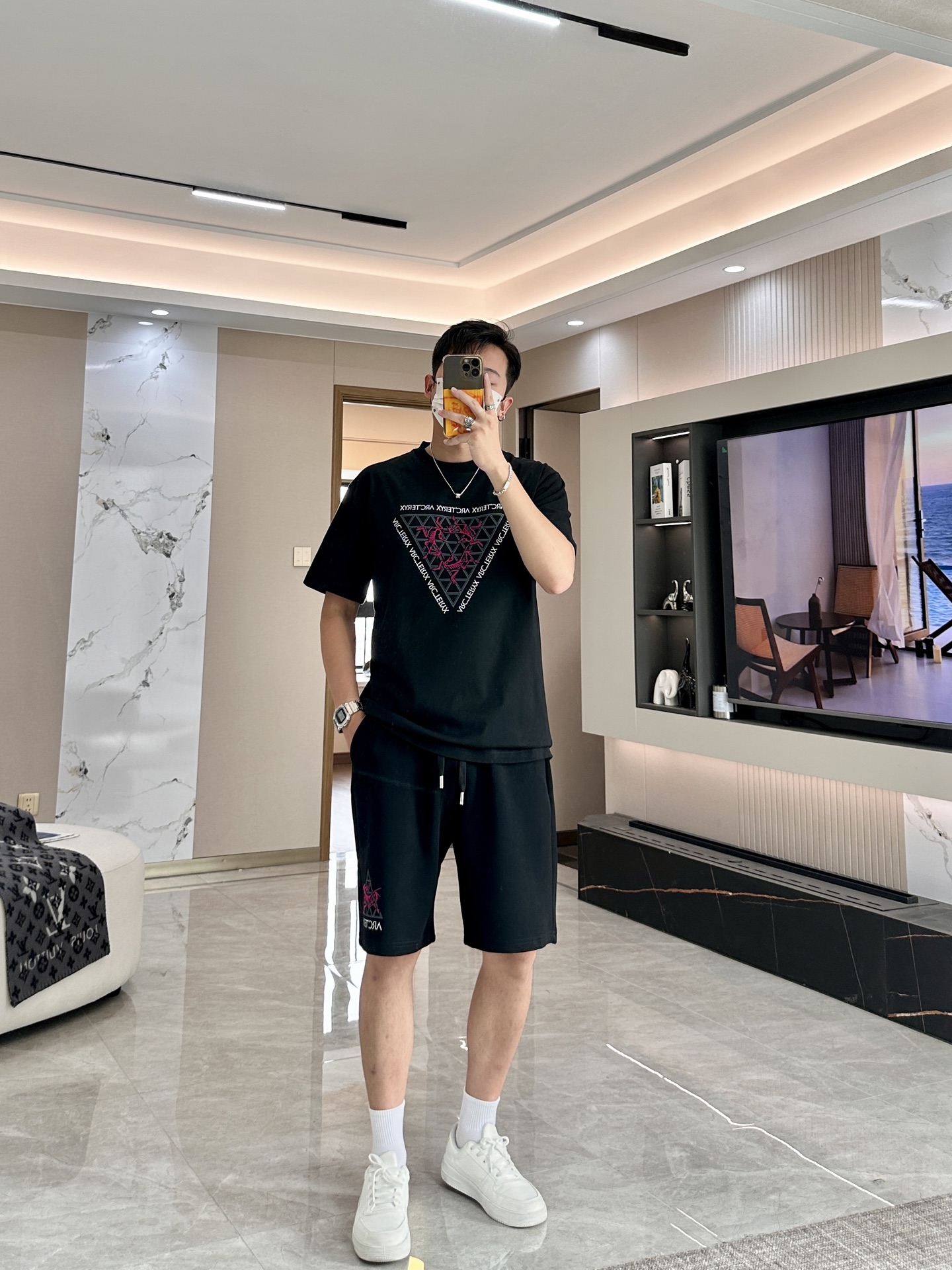 NO:489819,Archaeopteryx round neck short-sleeved shorts suit half-sleeved suit top version trading company channel orders, exclusive limited overseas quality, classic is eternal, absolutely worth buying!  This type of suit is also a must-have for lazy people. You don’t have to think about how to match it, just do it easily!  Custom-made fabrics are provided with smooth touch, but they are crisp and stylish, with a full texture on the upper body!  The overall style is simple and generous without losing style, with a strong sense of upper body, absolutely at the forefront of fashion, very comfortable to wear, no need to say much about the style and cutting of pants, the upper body is exquisite and vivid, and the truly palace-level casual pants can be competent for various occasions whether they are sports or casual. It is worth recommending Amway, and roaring recommendation!  !  /1 set (not sold) Top size XS-L Short size M-3XL,arc'teryx,shorts,T-shirt,alexander wang19860909始祖鸟 圆领短袖短裤套装 半袖套装顶级版本贸易公司渠道订单,海外精品独家限定发售,经典即永恒,入手绝对值的！这种类型的套装也是懒人必备的一套,不用想怎么搭配,直接一套轻松搞定！客供定制面料,触感顺滑,却又挺括有型,上身质感十足！ 整体简洁大方而不失格调,上身感极强,绝对走在时尚最前端,穿着非常舒适,裤型款式和裁剪亦无需多言,上身精致跃然,真正殿堂级的休闲裤,无论是运动还是休闲时候都能胜任各种场合,值得安利,咆哮推荐！！ /1套（不拆卖) 上衣尺码XS-L  短裤尺码M-3XL,arc'teryx,shorts,T-shirt,alexander wang,Men's clothing