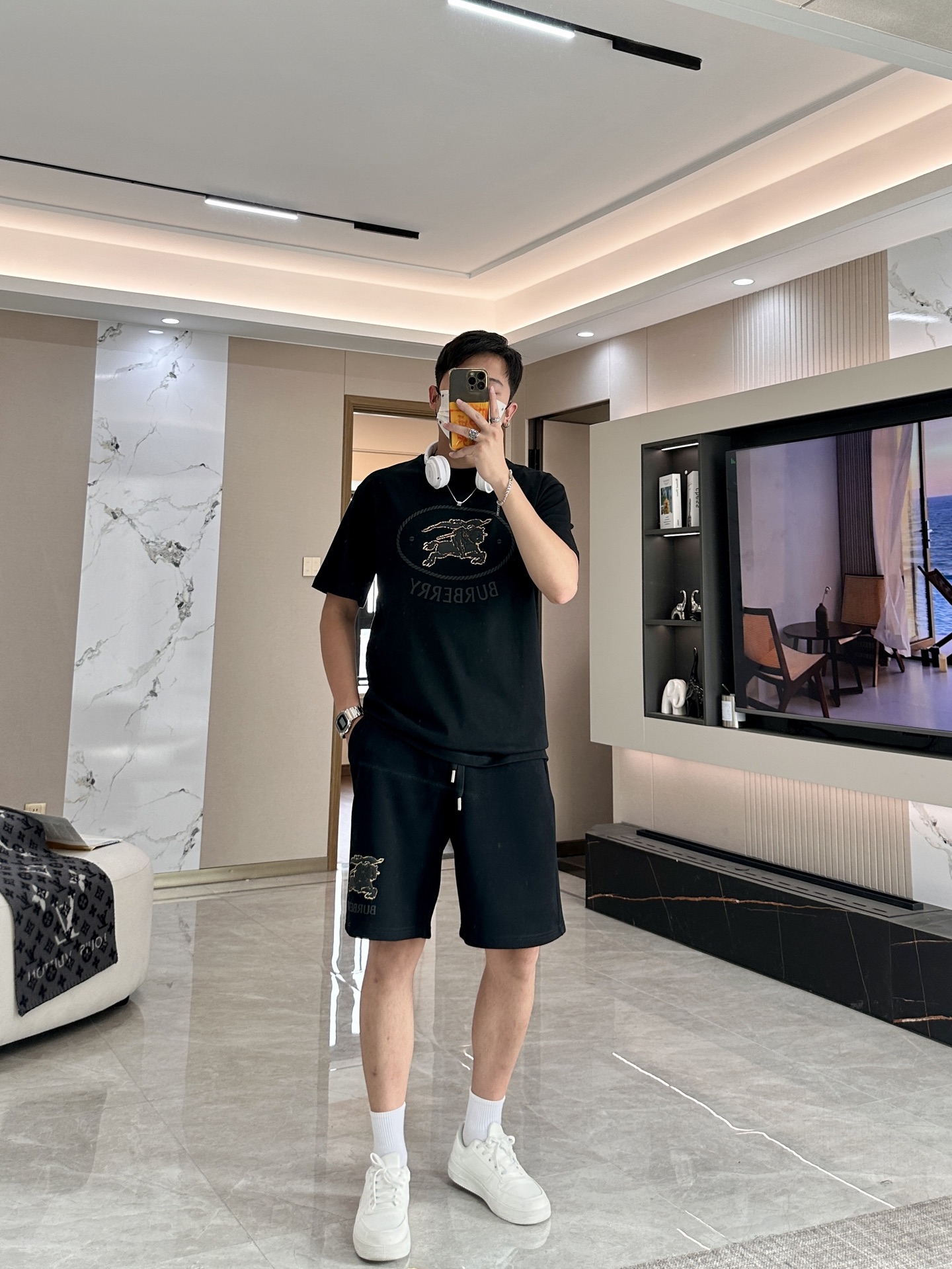 NO:489825,BUR round neck short-sleeved shorts suit, half-sleeved suit top version, trading company channel orders, exclusive limited overseas products, classic is eternal, absolutely worth buying!  This type of suit is also a must-have for lazy people. You don’t have to think about how to match it, just do it easily!  Custom-made fabrics are provided with smooth touch, but they are crisp and stylish, with a full texture on the upper body!  The overall style is simple and generous without losing style, with a strong sense of upper body, absolutely at the forefront of fashion, very comfortable to wear, no need to say much about the style and cutting of pants, the upper body is exquisite and vivid, and the truly palace-level casual pants can be competent for various occasions whether they are sports or casual. It is worth recommending Amway, and roaring recommendation!  !  /1 set (not sold) Top size XS-L Short size M-3XL, burberry, shorts, T-shirt, alexander wang19860909BUR 圆领短袖短裤套装 半袖套装顶级版本贸易公司渠道订单,海外精品独家限定发售,经典即永恒,入手绝对值的！这种类型的套装也是懒人必备的一套,不用想怎么搭配,直接一套轻松搞定！客供定制面料,触感顺滑,却又挺括有型,上身质感十足！ 整体简洁大方而不失格调,上身感极强,绝对走在时尚最前端,穿着非常舒适,裤型款式和裁剪亦无需多言,上身精致跃然,真正殿堂级的休闲裤,无论是运动还是休闲时候都能胜任各种场合,值得安利,咆哮推荐！！ /1套（不拆卖) 上衣尺码XS-L  短裤尺码M-3XL,,burberry,shorts,T-shirt,alexander wang,Men's clothing