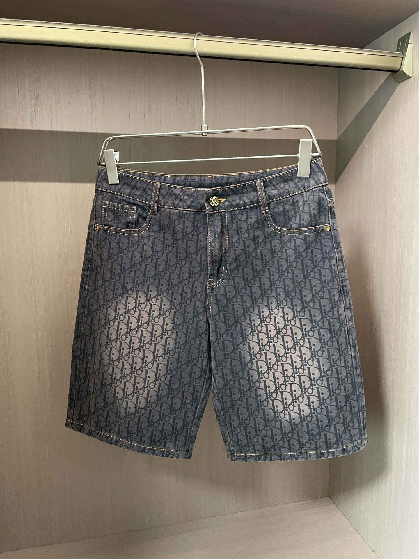 NO:430175,Dior 2025ss summer new men's casual denim shorts, high-end version!  Customized fabrics for counters are breathable and comfortable, with impeccable details, and the brand element design concept reflects high quality. The feel is delicate and soft!  It is casually cut, with a great upper body style!  Size: 30-36, dior, shorts, alexander wang19860909Dior 2025ss夏季新款男士休闲牛仔短裤,高端版本！专柜定制面料 透气舒适度高,细节无可挑剔,品牌元素设计理念,体现高品质.手感细腻柔软！呈现休闲裁剪,上身版型超赞！ 尺码:30-36,,dior,shorts,alexander wang,Men's clothing