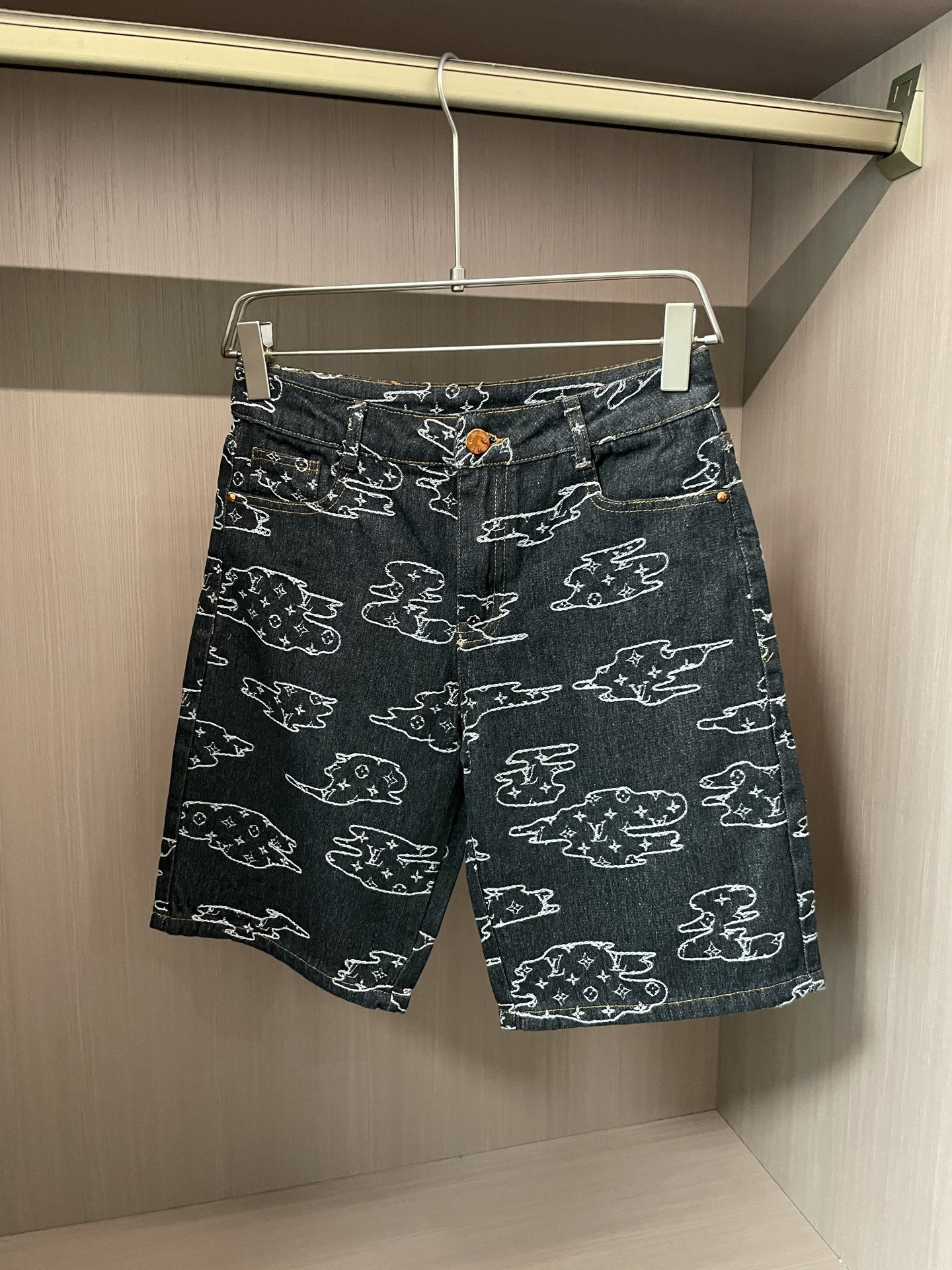 NO:430180,Lv 2025ss summer new men's casual denim shorts, high-end version!  Customized fabrics for counters are breathable and comfortable, with impeccable details, and the brand element design concept reflects high quality. The feel is delicate and soft!  It is casually cut, with a great upper body style!  Size: 30-36, louis vuitton, shorts, alexander wang19860909Lv 2025ss夏季新款男士休闲牛仔短裤,高端版本！专柜定制面料 透气舒适度高,细节无可挑剔,品牌元素设计理念,体现高品质.手感细腻柔软！呈现休闲裁剪,上身版型超赞！ 尺码:30-36,,louis vuitton,shorts,alexander wang,Men's clothing