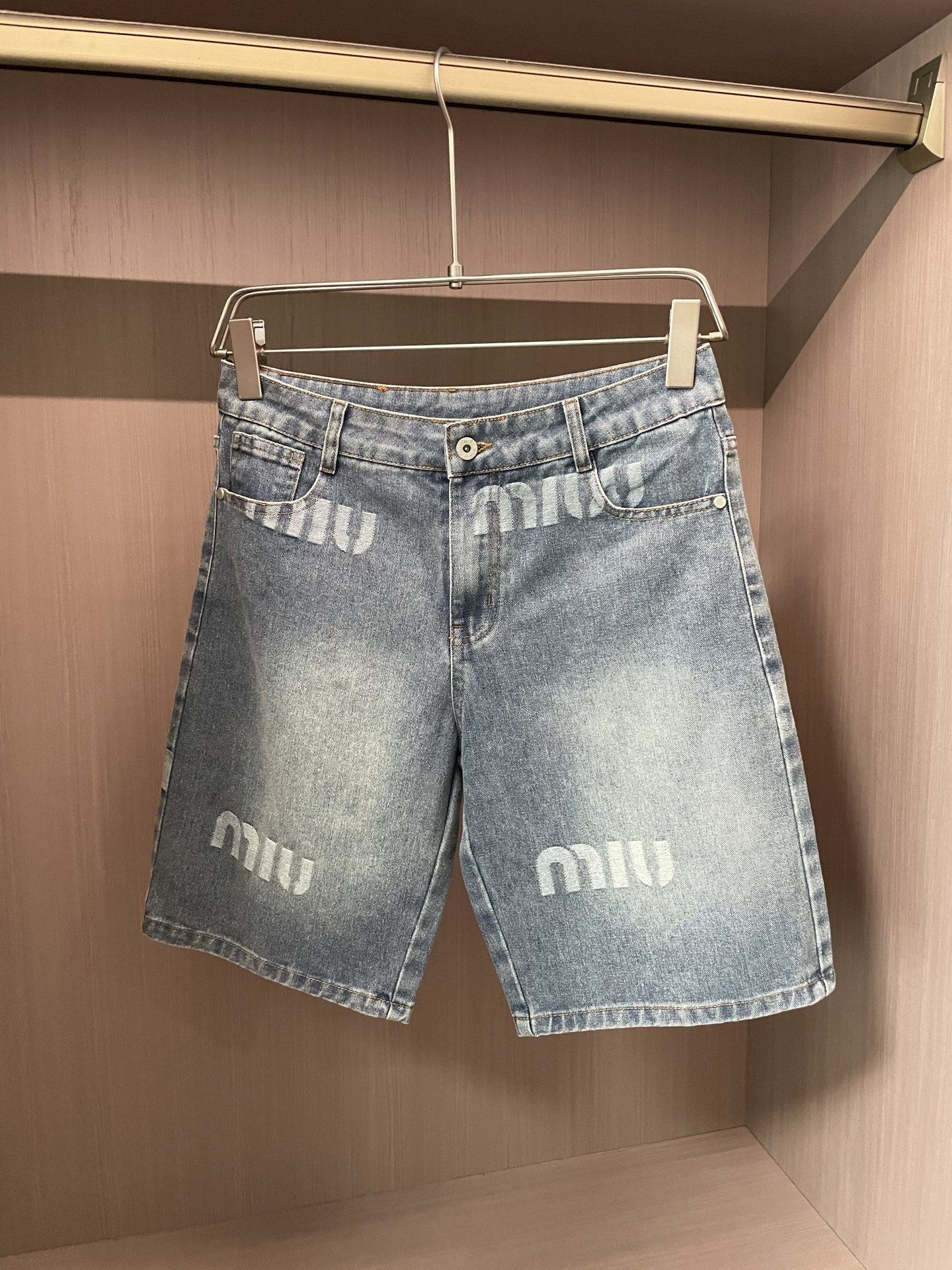 NO:430184,Miumiu 2025ss summer new men's casual denim shorts, high-end version!  Customized fabrics for counters are breathable and comfortable, with impeccable details, and the brand element design concept reflects high quality. The feel is delicate and soft!  It is casually cut, with a great upper body style!  Size: 30-36, miumiu, shorts, alexander wang19860909miumiu 2025ss夏季新款男士休闲牛仔短裤,高端版本！专柜定制面料 透气舒适度高,细节无可挑剔,品牌元素设计理念,体现高品质.手感细腻柔软！呈现休闲裁剪,上身版型超赞！ 尺码:30-36,,miumiu,shorts,alexander wang,Men's clothing