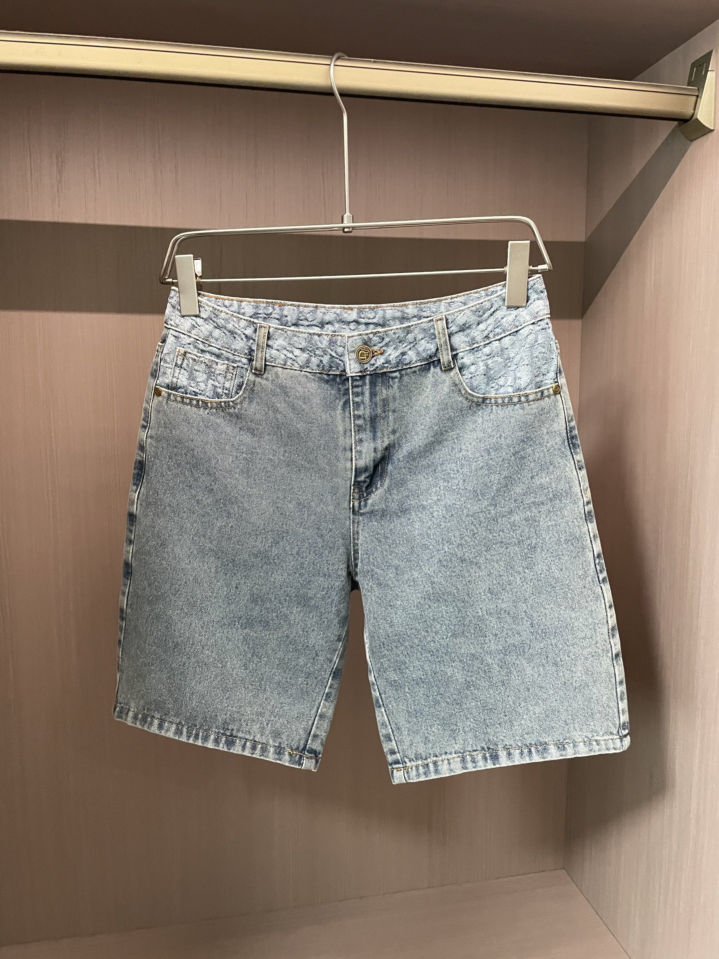 NO:430188,Dior 2025ss summer new men's casual denim shorts, high-end version!  Customized fabrics for counters are breathable and comfortable, with impeccable details, and the brand element design concept reflects high quality. The feel is delicate and soft!  It is casually cut, with a great upper body style!  Size: 30-36, dior, shorts, alexander wang19860909Dior 2025ss夏季新款男士休闲牛仔短裤,高端版本！专柜定制面料 透气舒适度高,细节无可挑剔,品牌元素设计理念,体现高品质.手感细腻柔软！呈现休闲裁剪,上身版型超赞！ 尺码:30-36,,dior,shorts,alexander wang,Men's clothing