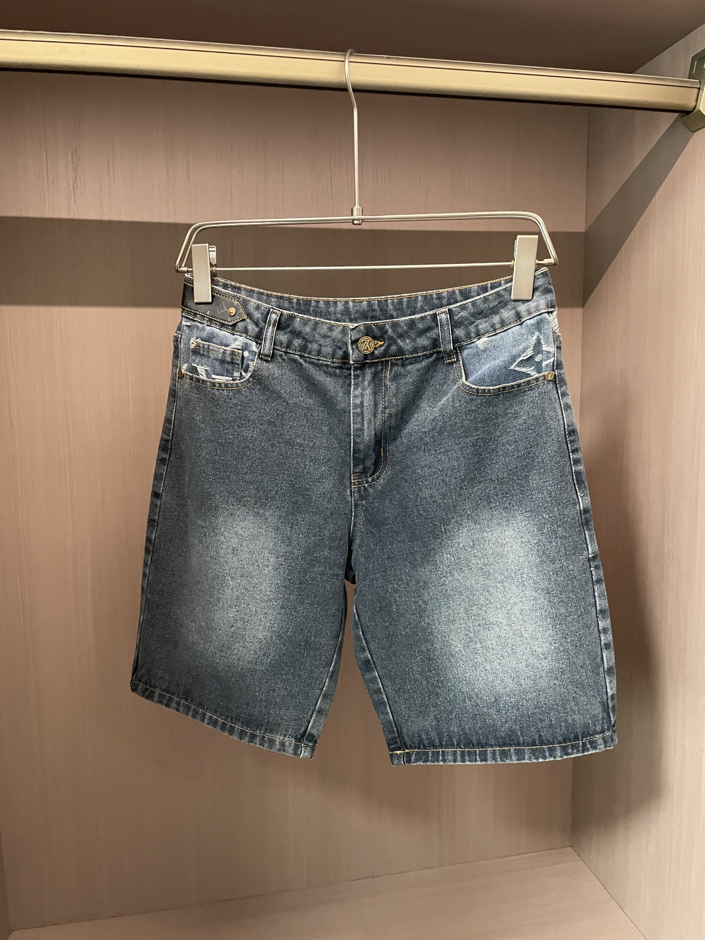 NO:430192,Lv 2025ss summer new men's casual denim shorts, high-end version!  Customized fabrics for counters are breathable and comfortable, with impeccable details, and the brand element design concept reflects high quality. The feel is delicate and soft!  It is casually cut, with a great upper body style!  Size: 30-36, louis vuitton, shorts, alexander wang19860909Lv 2025ss夏季新款男士休闲牛仔短裤,高端版本！专柜定制面料 透气舒适度高,细节无可挑剔,品牌元素设计理念,体现高品质.手感细腻柔软！呈现休闲裁剪,上身版型超赞！ 尺码:30-36,,louis vuitton,shorts,alexander wang,Men's clothing