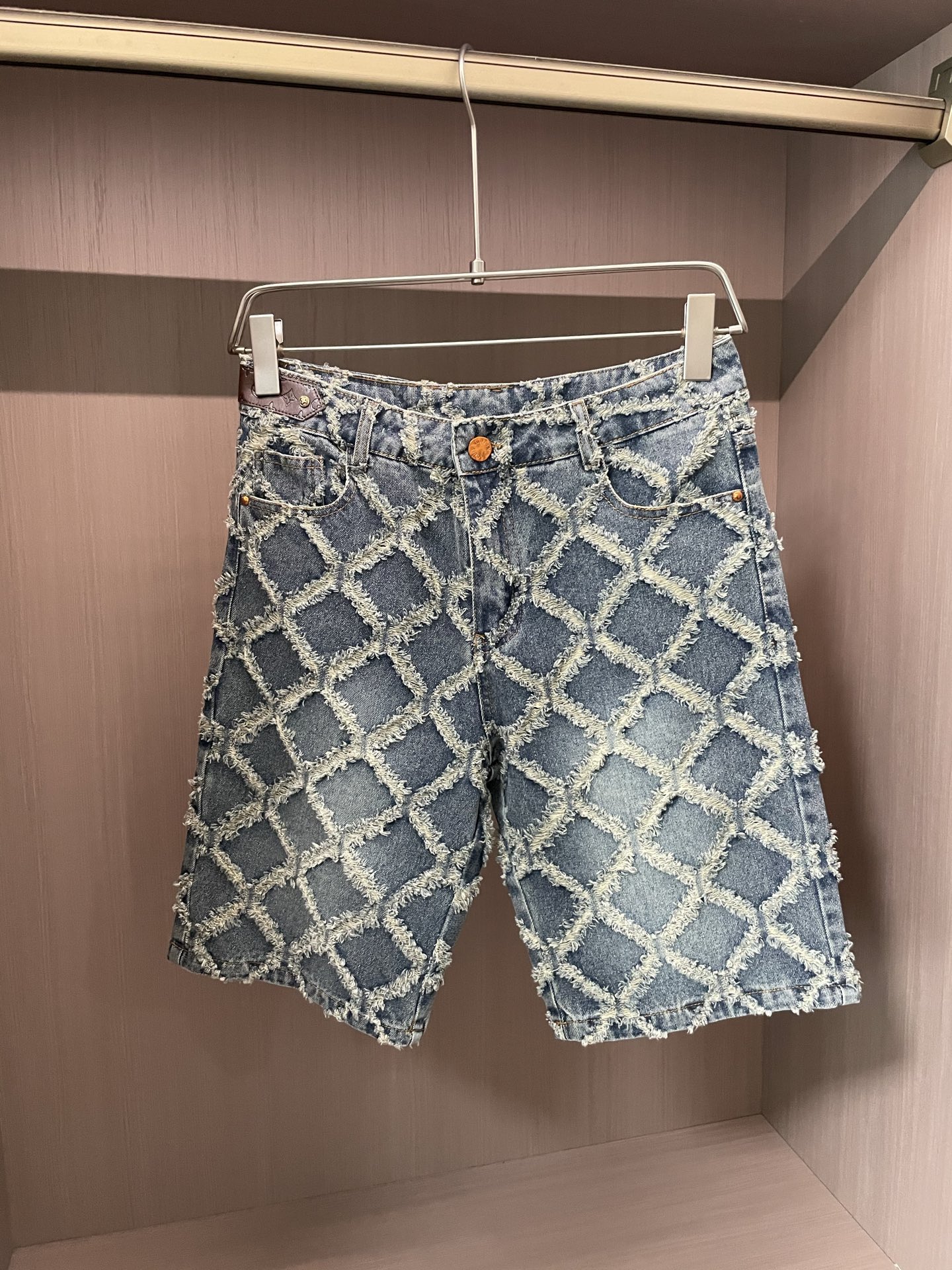 NO:430208,Lv 2025ss summer new men's casual denim shorts, high-end version!  Customized fabrics for counters are breathable and comfortable, with impeccable details, and the brand element design concept reflects high quality. The feel is delicate and soft!  It is casually cut, with a great upper body style!  Size: 30-36, louis vuitton, shorts, alexander wang19860909Lv 2025ss夏季新款男士休闲牛仔短裤,高端版本！专柜定制面料 透气舒适度高,细节无可挑剔,品牌元素设计理念,体现高品质.手感细腻柔软！呈现休闲裁剪,上身版型超赞！ 尺码:30-36,,louis vuitton,shorts,alexander wang,Men's clothing