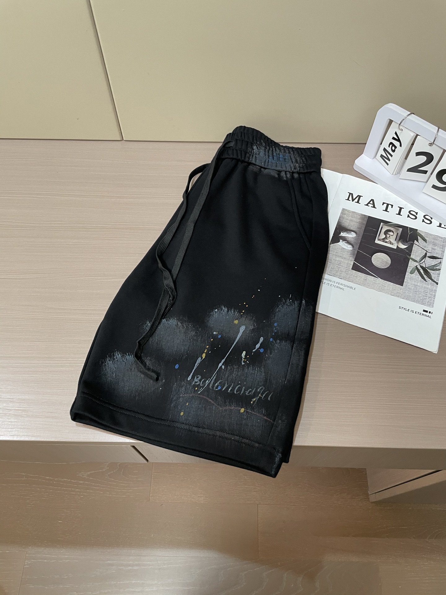 
巴黎世家 2025夏季短裤！百搭松紧腰休闲五分裤！松紧腰 两侧插袋 面料采用客供定织高支纯棉料，上身透