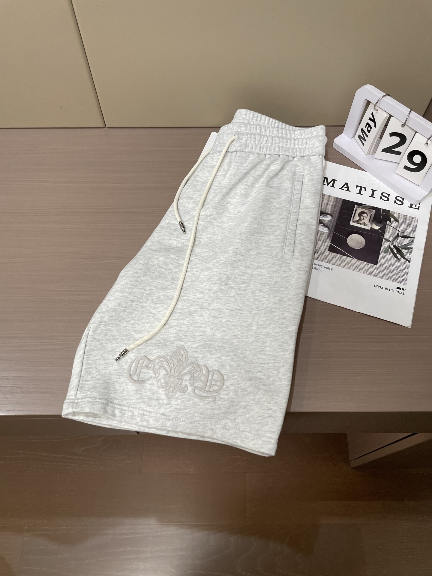 
克罗心 2025夏季短裤！百搭松紧腰休闲五分裤！松紧腰 两侧插袋 面料采用客供定织高支纯棉料，上身透气