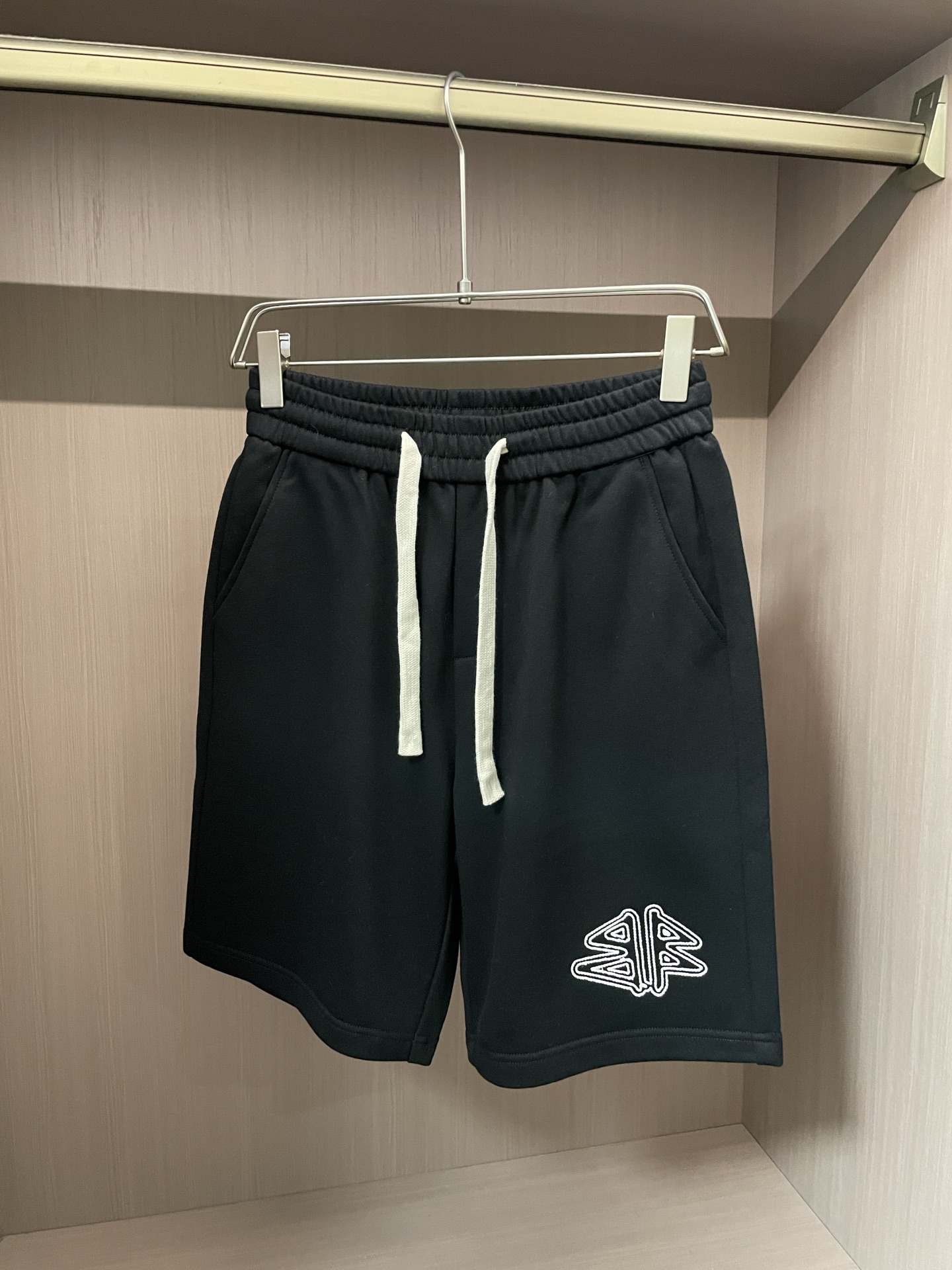 NO:481897,Balenciaga 2025 summer shorts!  All-match elastic waist casual pinch pants!  Elastic waist, insert bags on both sides. The fabric is made of customer-supplied fixed-woven high-strength pure cotton material. The upper body is breathable, soft and skin-friendly, with a delicate feel. The waist is knitted elastic waist and drawstring. You don’t have to worry about the discomfort of being too loose or too tight on the upper body. Whether at home, going out or traveling, it is your best choice for summer!  Code number M-3XL, balenciaga, shorts, alexander wang19860909巴黎世家 2025夏季短裤！百搭松紧腰休闲五分裤！松紧腰 两侧插袋 面料采用客供定织高支纯棉料,上身透气,柔软亲肤,手感细腻、 腰部针织松紧腰加抽绳,上身不用担心过松过紧的不舒适感 ,无论居家,外出,旅游,都是您夏日的最佳选择！ 码数M-3XL,,balenciaga,shorts,alexander wang,Men's clothing