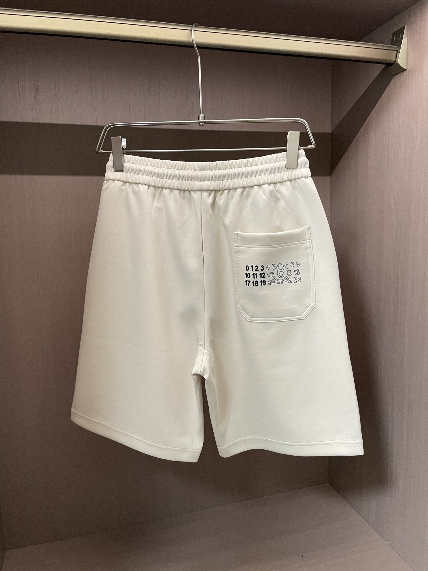 
马吉拉 2025夏季短裤！百搭松紧腰休闲五分裤！松紧腰 两侧插袋 面料采用客供定织高支纯棉料，上身透气