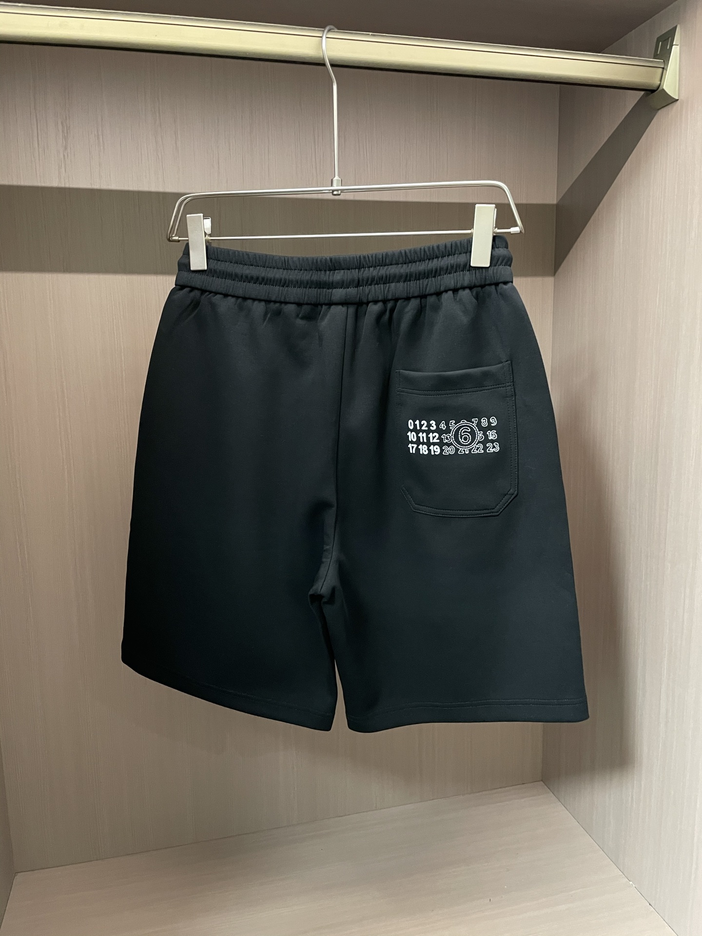 
马吉拉 2025夏季短裤！百搭松紧腰休闲五分裤！松紧腰 两侧插袋 面料采用客供定织高支纯棉料，上身透气