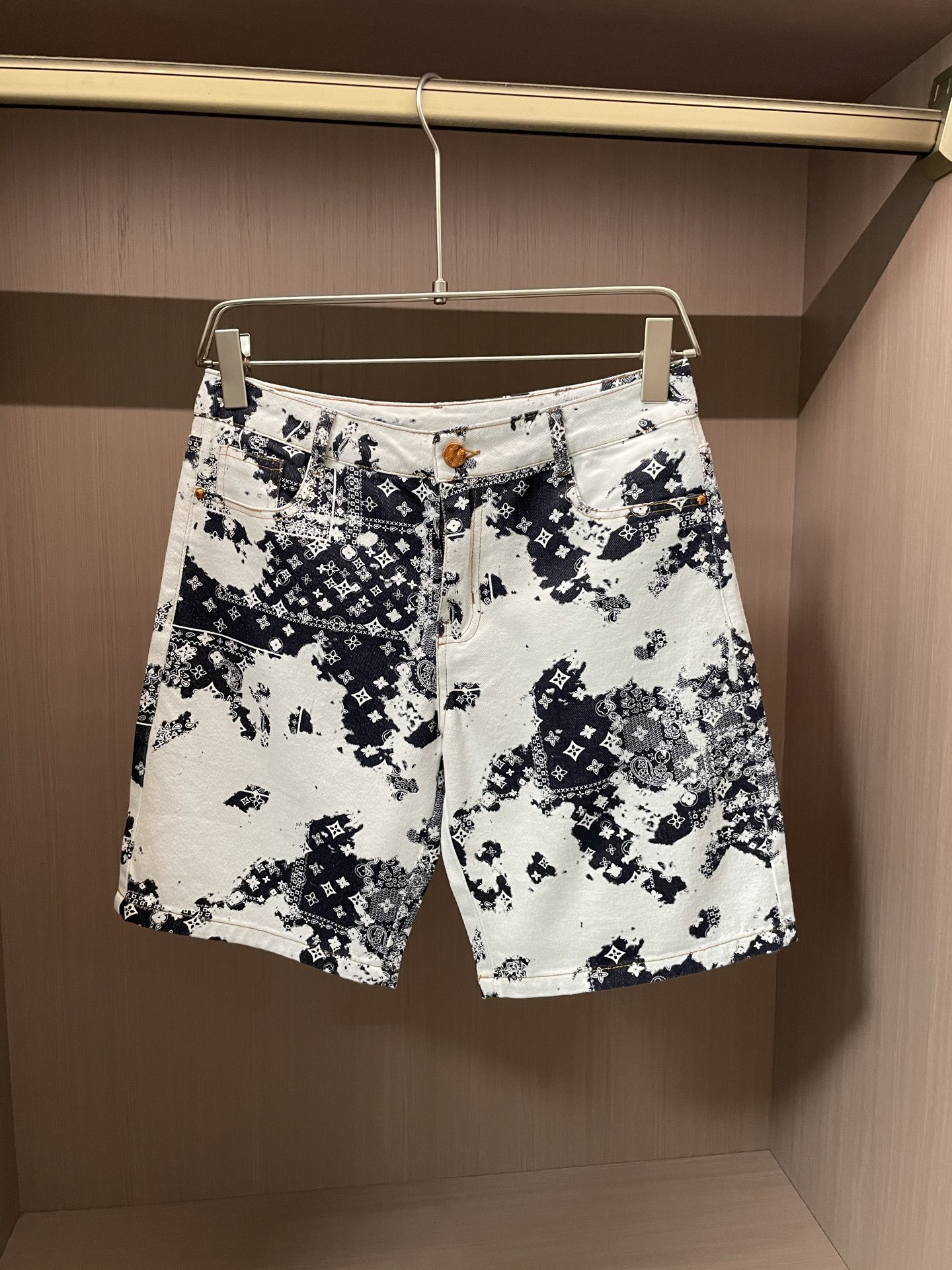 NO:481871,Lv 2025ss summer new men's casual denim shorts, high-end version!  Customized fabrics for counters are breathable and comfortable, with impeccable details, and the brand element design concept reflects high quality. The feel is delicate and soft!  It is casually cut, with a great upper body style!  Size: 30-36, louis vuitton, shorts, alexander wang19860909Lv 2025ss夏季新款男士休闲牛仔短裤,高端版本！专柜定制面料 透气舒适度高,细节无可挑剔,品牌元素设计理念,体现高品质.手感细腻柔软！呈现休闲裁剪,上身版型超赞！ 尺码:30-36,,louis vuitton,shorts,alexander wang,Men's clothing