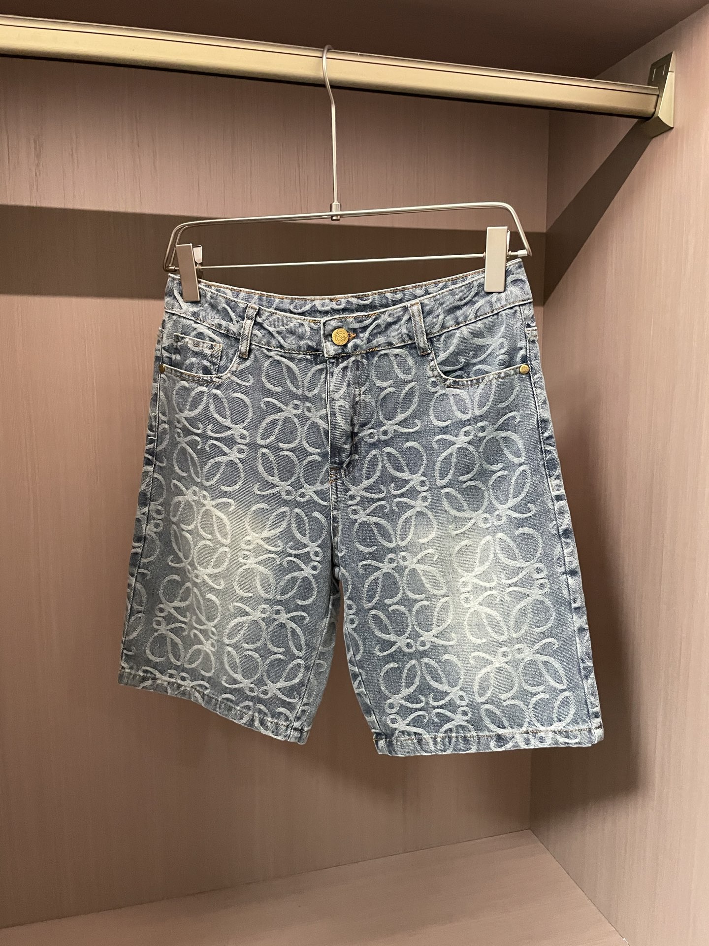 NO:481881,Loewe 2025ss summer new men's casual denim shorts, high-end version!  Customized fabrics for counters are breathable and comfortable, with impeccable details, and the brand element design concept reflects high quality. The feel is delicate and soft!  It is casually cut, with a great upper body style!  Size: 30-36, loewe, shorts, alexander wang19860909Loewe 2025ss夏季新款男士休闲牛仔短裤,高端版本！专柜定制面料 透气舒适度高,细节无可挑剔,品牌元素设计理念,体现高品质.手感细腻柔软！呈现休闲裁剪,上身版型超赞！ 尺码:30-36,,loewe,shorts,alexander wang,Men's clothing
