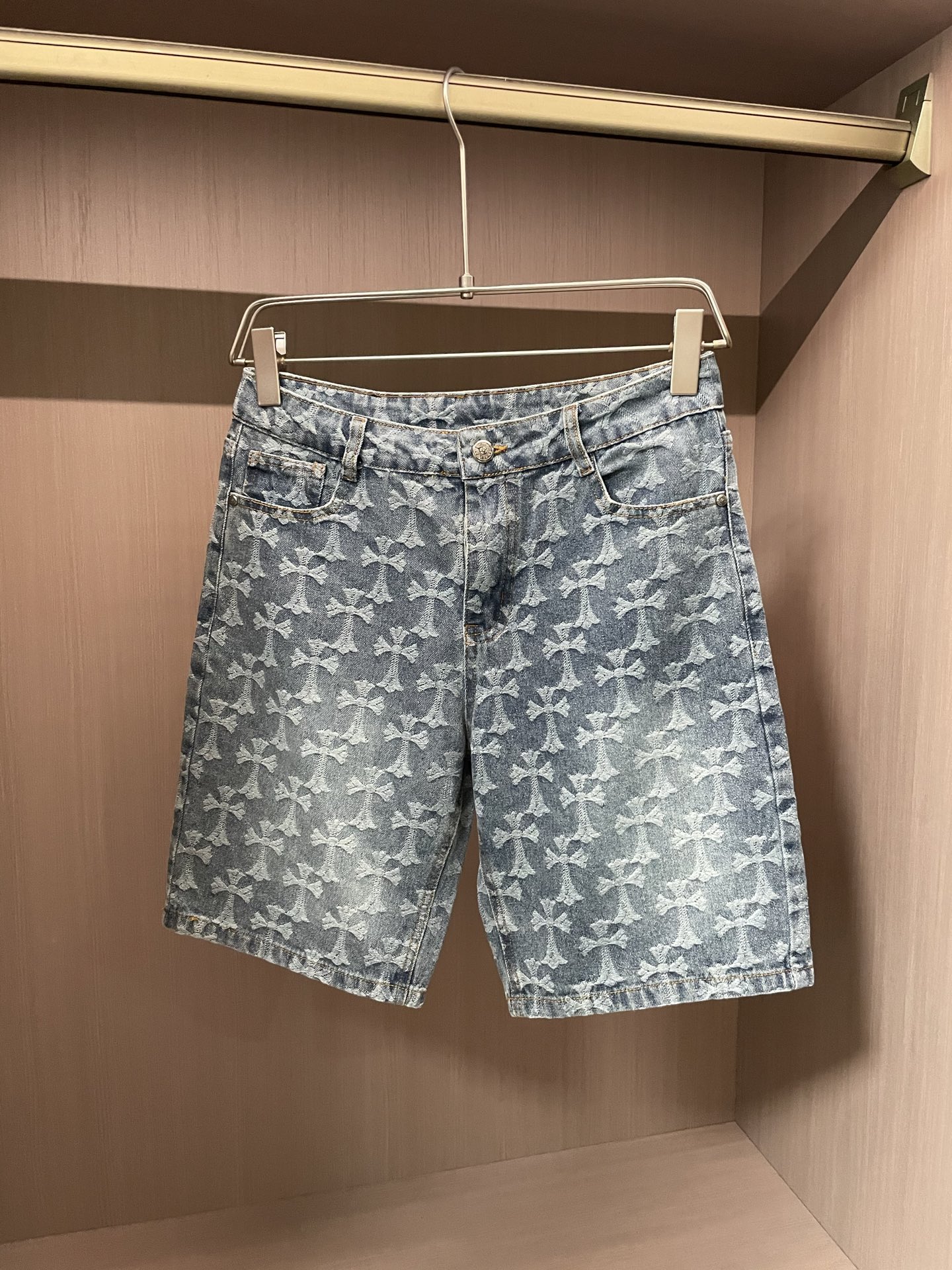 NO:481886,Croxin 2025ss summer new men's casual denim shorts, high-end version!  Customized fabrics for counters are breathable and comfortable, with impeccable details, and the brand element design concept reflects high quality. The feel is delicate and soft!  It is casually cut, with a great upper body style!  Size: 30-36, chrome hearts, shorts, alexander wang19860909克罗心 2025ss夏季新款男士休闲牛仔短裤,高端版本！专柜定制面料 透气舒适度高,细节无可挑剔,品牌元素设计理念,体现高品质.手感细腻柔软！呈现休闲裁剪,上身版型超赞！ 尺码:30-36,,chrome hearts,shorts,alexander wang,Men's clothing