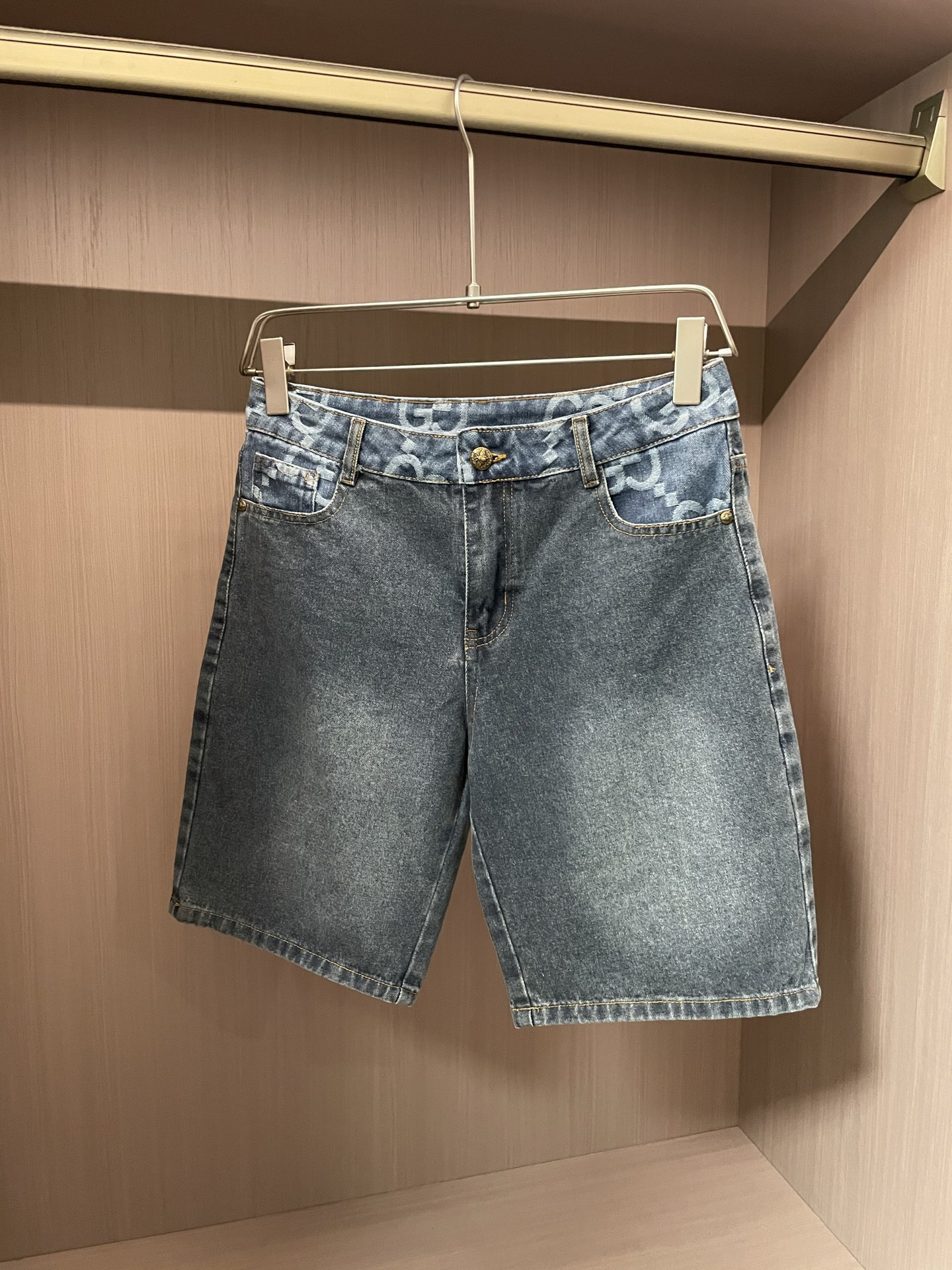 NO:481891,Gucc 2025ss summer new men's casual denim shorts, high-end version!  Customized fabrics for counters are breathable and comfortable, with impeccable details, and the brand element design concept reflects high quality. The feel is delicate and soft!  It is casually cut, with a great upper body style!  Size: 30-36, gucci, shorts, alexander wang19860909Gucc 2025ss夏季新款男士休闲牛仔短裤,高端版本！专柜定制面料 透气舒适度高,细节无可挑剔,品牌元素设计理念,体现高品质.手感细腻柔软！呈现休闲裁剪,上身版型超赞！ 尺码:30-36,,gucci,shorts,alexander wang,Men's clothing