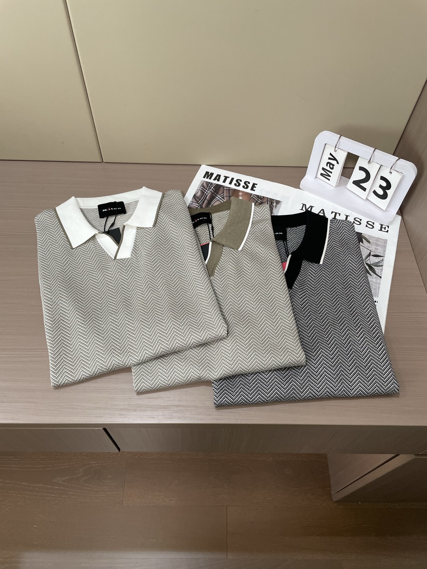 Kiton 2025春夏最新男士翻领短袖针织衫,精选针织棉质面料制成, 60支超柔长绒棉,16针密致针