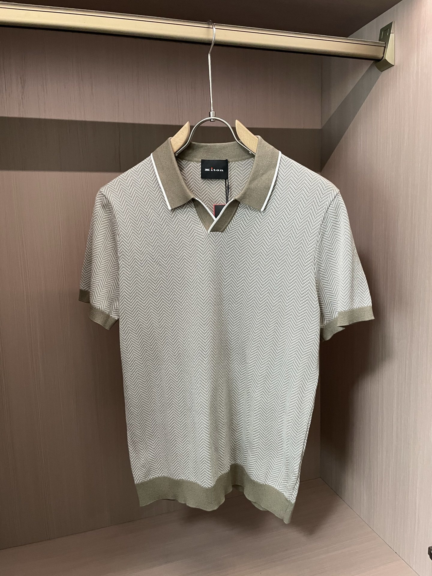 Kiton 2025春夏最新男士翻领短袖针织衫,精选针织棉质面料制成, 60支超柔长绒棉,16针密致针