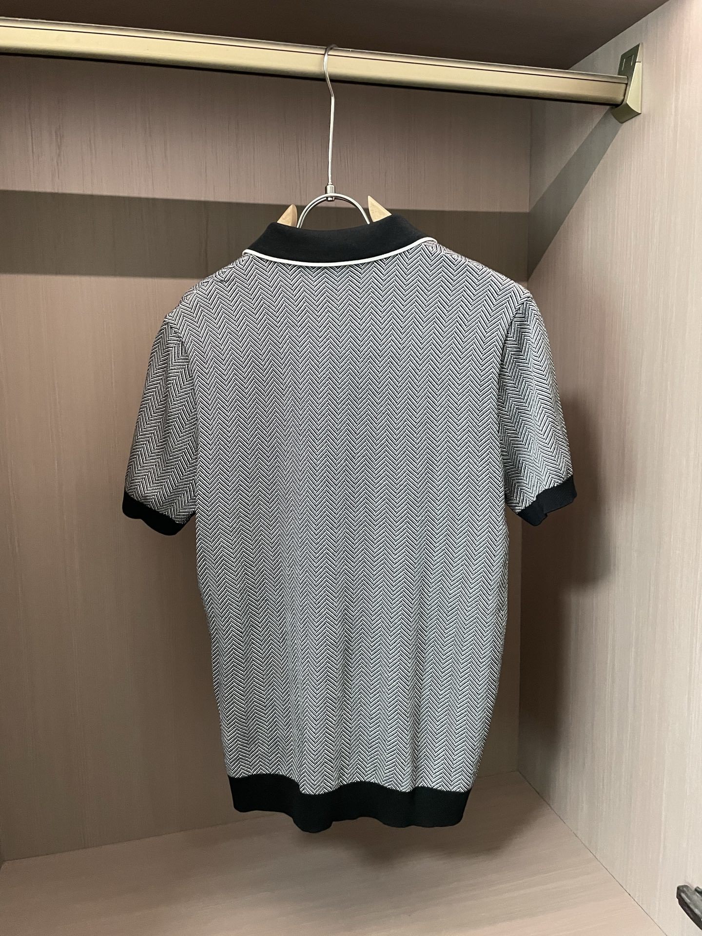 Kiton 2025春夏最新男士翻领短袖针织衫,精选针织棉质面料制成, 60支超柔长绒棉,16针密致针