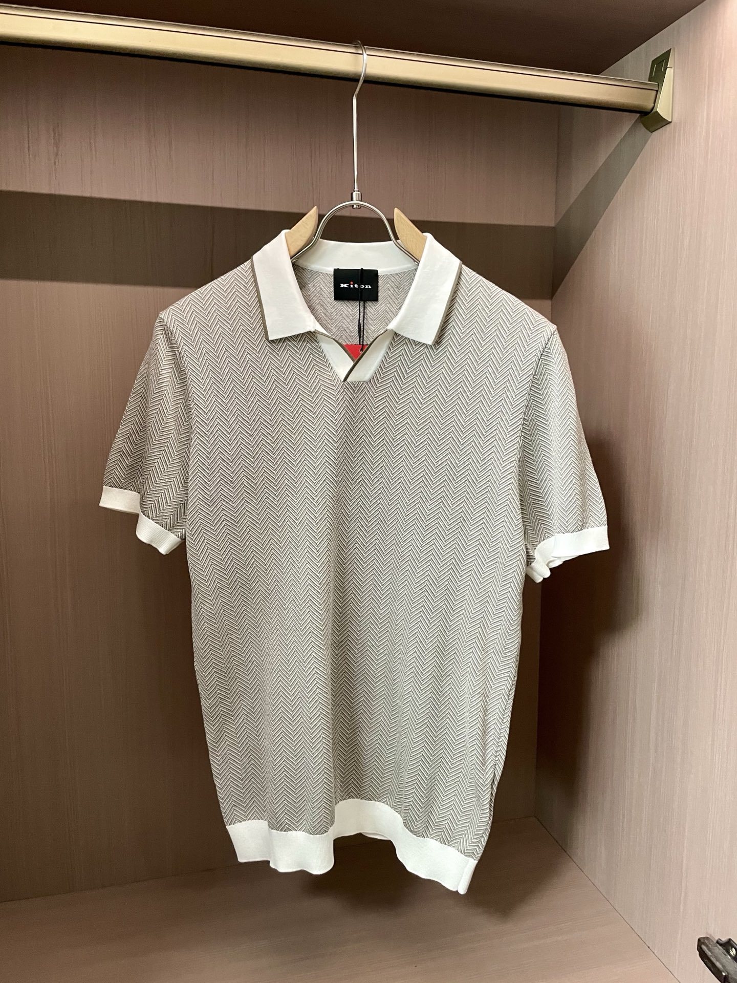 Kiton 2025春夏最新男士翻领短袖针织衫,精选针织棉质面料制成, 60支超柔长绒棉,16针密致针