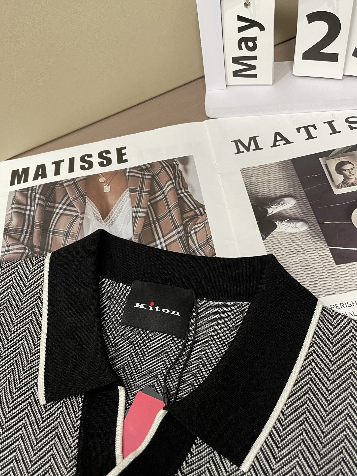Kiton 2025春夏最新男士翻领短袖针织衫,精选针织棉质面料制成, 60支超柔长绒棉,16针密致针