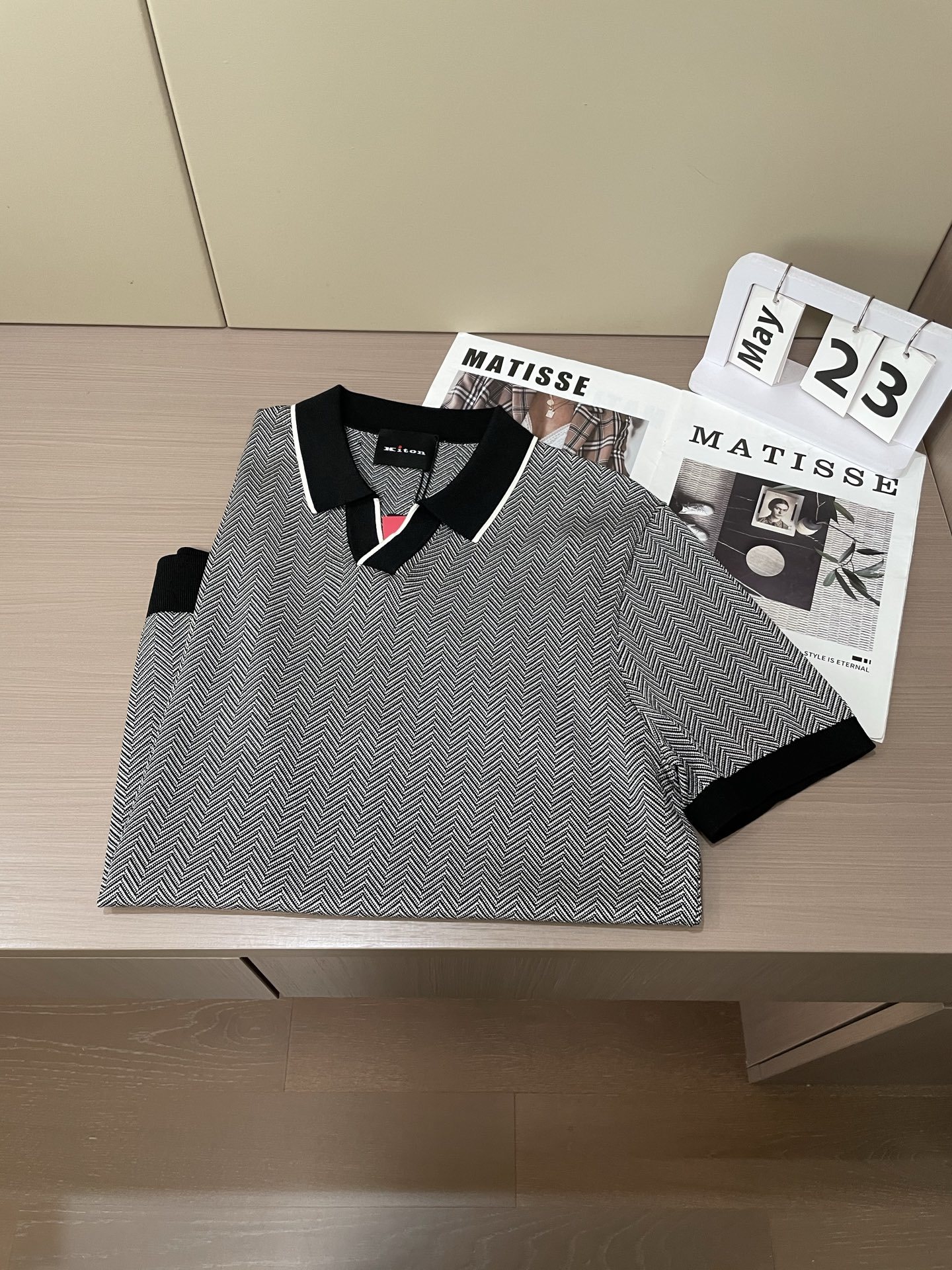 Kiton 2025春夏最新男士翻领短袖针织衫,精选针织棉质面料制成, 60支超柔长绒棉,16针密致针