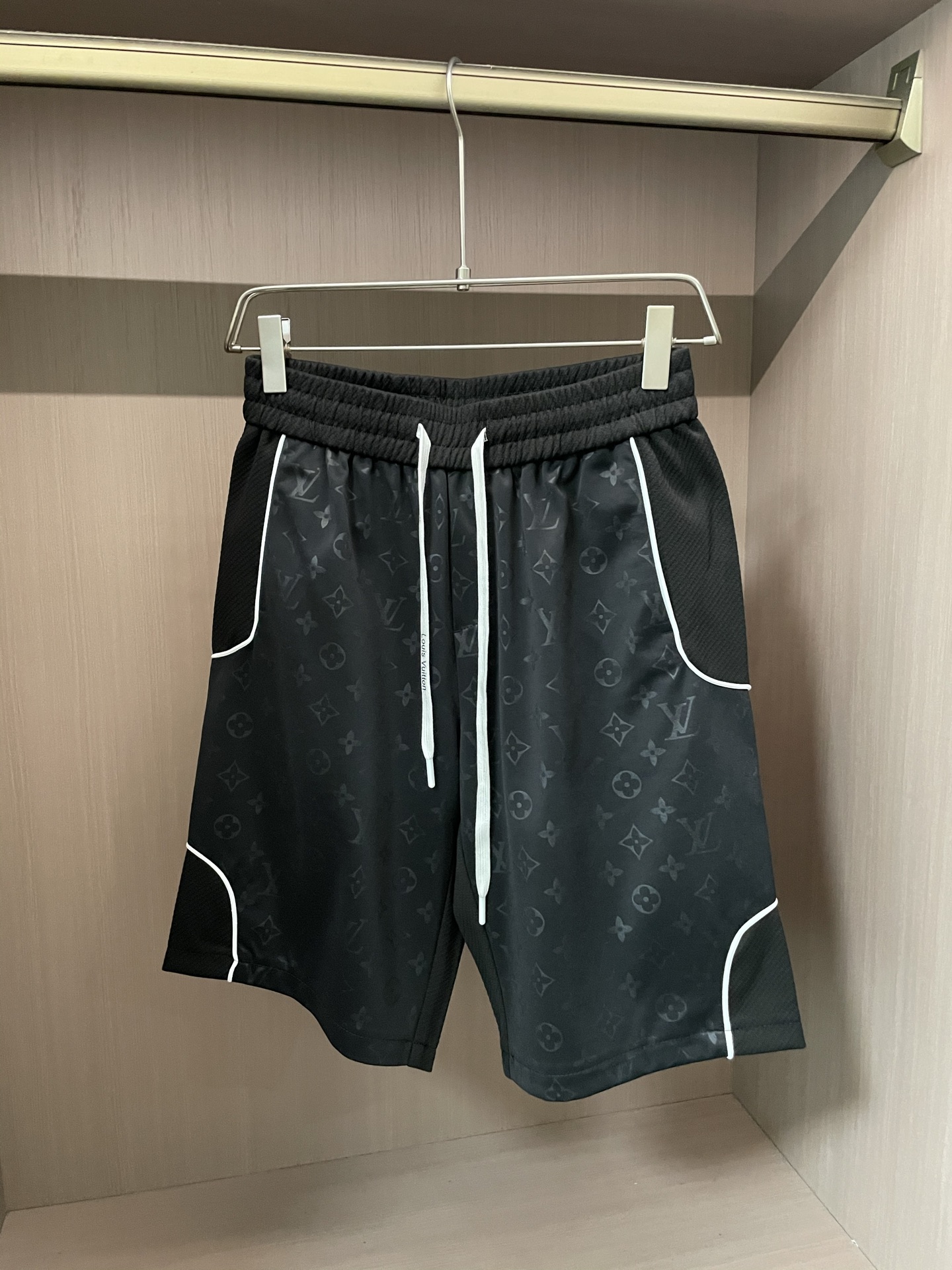 NO:487603,Lv 2025 summer shorts!  All-match elastic waist casual pinch pants!  Elastic waist, insert bags on both sides. The fabric is made of customer-supplied fixed-woven high-strength pure cotton material. The upper body is breathable, soft and skin-friendly, with a delicate feel. The waist is knitted elastic waist and drawstring. You don’t have to worry about the discomfort of being too loose or too tight on the upper body. Whether at home, going out or traveling, it is your best choice for summer!  Code number M-3XL, louis vuitton, shorts, alexander wang19860909Lv 2025夏季短裤！百搭松紧腰休闲五分裤！松紧腰 两侧插袋 面料采用客供定织高支纯棉料,上身透气,柔软亲肤,手感细腻、 腰部针织松紧腰加抽绳,上身不用担心过松过紧的不舒适感 ,无论居家,外出,旅游,都是您夏日的最佳选择！ 码数M-3XL,,louis vuitton,shorts,alexander wang,Men's clothing