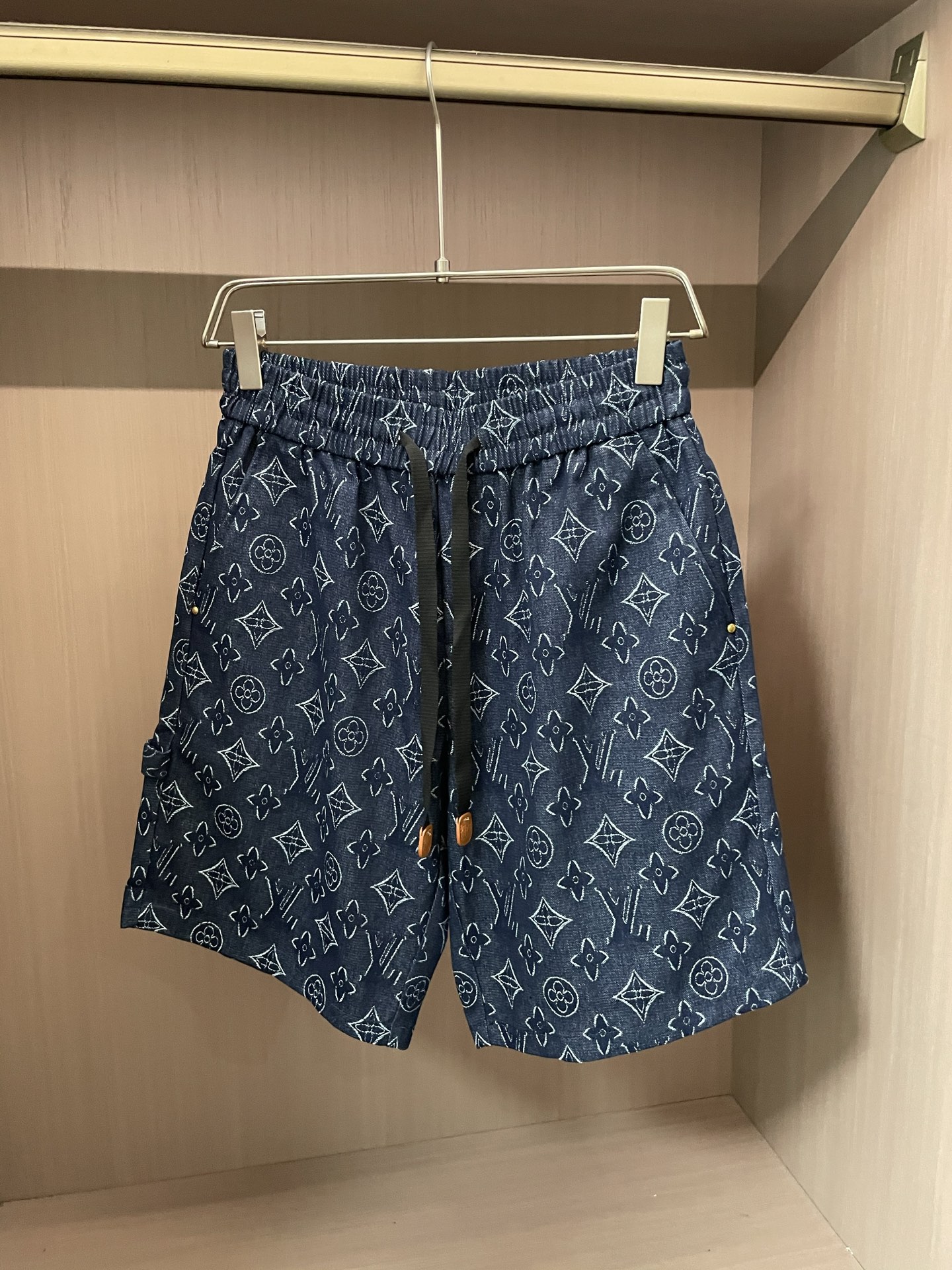 NO:487625,Lv 2025ss summer new men's casual denim shorts, high-end version!  Customized fabrics for counters are breathable and comfortable, with impeccable details, and the brand element design concept reflects high quality. The feel is delicate and soft!  It is casually cut, with a great upper body style!  Size: M-XXXL, louis vuitton, shorts, alexander wang19860909Lv 2025ss夏季新款男士休闲牛仔短裤,高端版本！专柜定制面料 透气舒适度高,细节无可挑剔,品牌元素设计理念,体现高品质.手感细腻柔软！呈现休闲裁剪,上身版型超赞！ 尺码:M-XXXL,,louis vuitton,shorts,alexander wang,Men's clothing