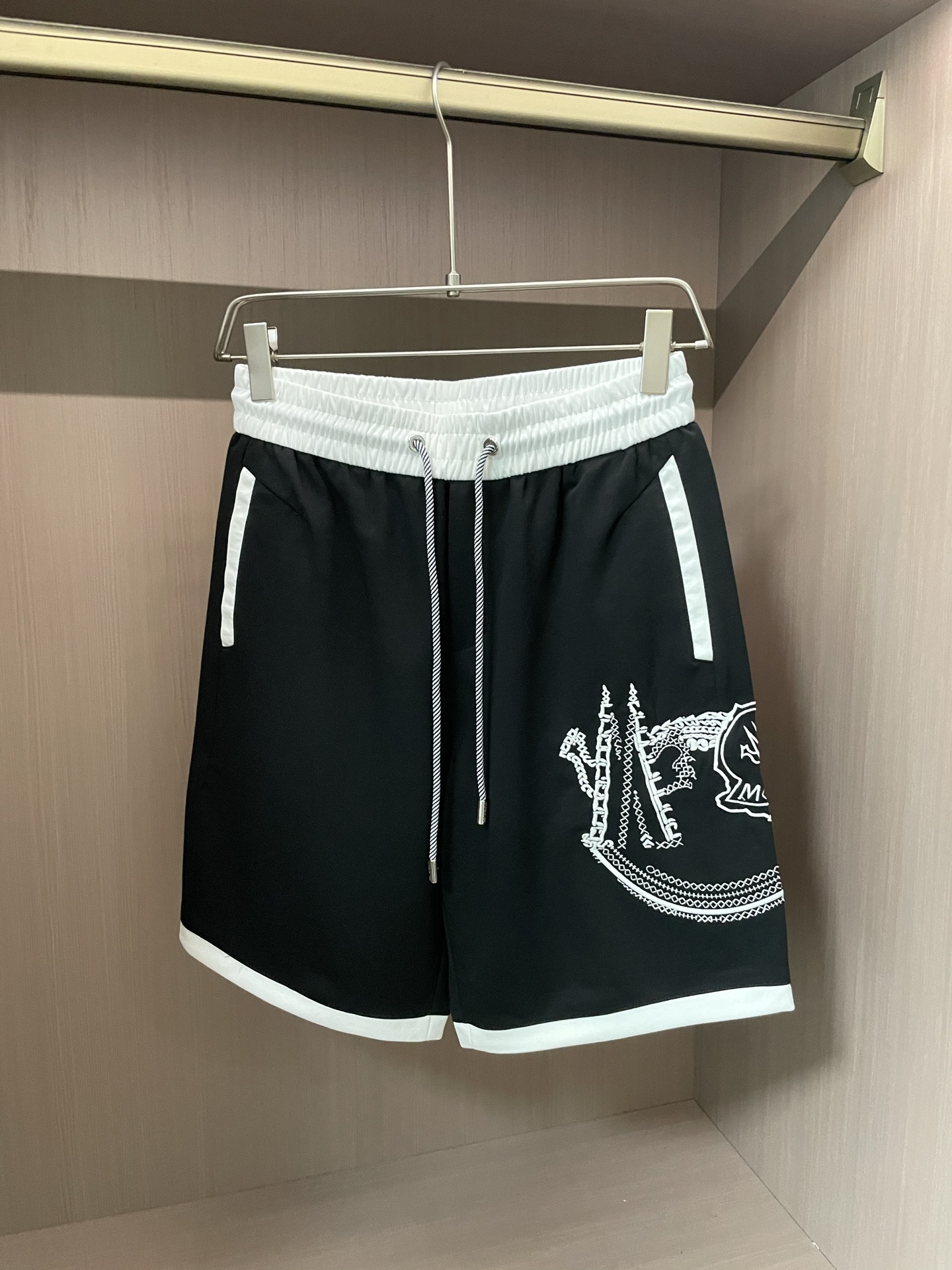 NO:487631,The new summer style of men's casual denim shorts in 2025ss, high-end version!  Customized fabrics for counters are breathable and comfortable, with impeccable details, and the brand element design concept reflects high quality. The feel is delicate and soft!  It is casually cut, with a great upper body style!  Size: M-XXXL, Moncler, shorts, alexander wang19860909蒙口 2025ss夏季新款男士休闲牛仔短裤,高端版本！专柜定制面料 透气舒适度高,细节无可挑剔,品牌元素设计理念,体现高品质.手感细腻柔软！呈现休闲裁剪,上身版型超赞！ 尺码:M-XXXL,,Moncler,shorts,alexander wang,Men's clothing