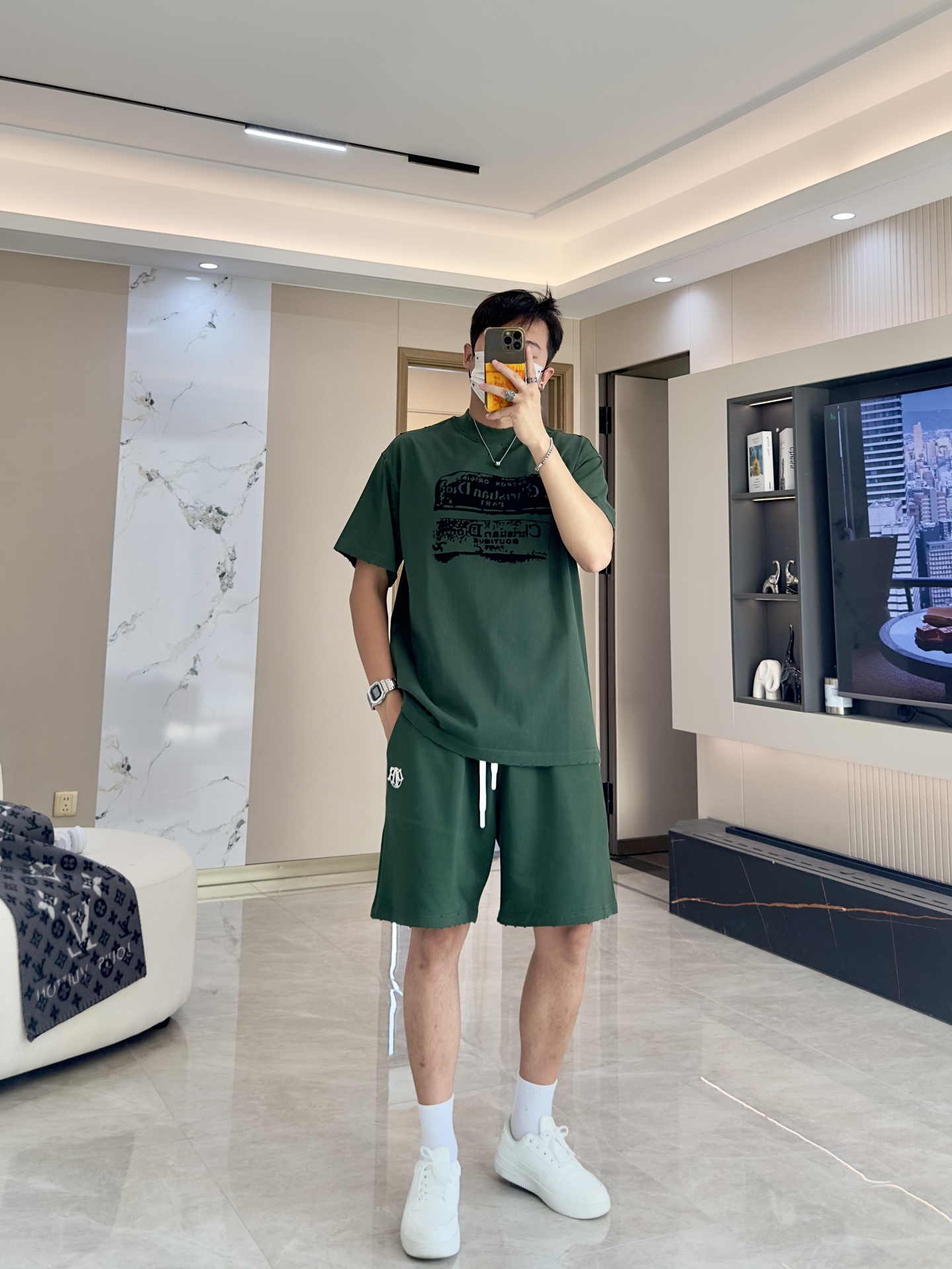 NO:522214,Dior round neck short-sleeved shorts suit, half-sleeved suit top version trading company channel orders, exclusive limited overseas quality, classic is eternal, absolutely worth buying!  This type of suit is also a must-have for lazy people. You don’t have to think about how to match it, just do it easily!  Custom-made fabrics are provided with smooth touch, but they are crisp and stylish, with a full texture on the upper body!  The overall style is simple and generous without losing style, with a strong sense of upper body, absolutely at the forefront of fashion, very comfortable to wear, no need to say much about the style and cutting of pants, the upper body is exquisite and vivid, and the truly palace-level casual pants can be competent for various occasions whether they are sports or casual. It is worth recommending Amway, and roaring recommendation!  !  /1 set (not sold) Top size S-3XL Pants size 29-36,,dior,shorts,T-shirt,alexander wang19860909Dior 圆领短袖短裤套装 半袖套装顶级版本贸易公司渠道订单,海外精品独家限定发售,经典即永恒,入手绝对值的！这种类型的套装也是懒人必备的一套,不用想怎么搭配,直接一套轻松搞定！客供定制面料,触感顺滑,却又挺括有型,上身质感十足！ 整体简洁大方而不失格调,上身感极强,绝对走在时尚最前端,穿着非常舒适,裤型款式和裁剪亦无需多言,上身精致跃然,真正殿堂级的休闲裤,无论是运动还是休闲时候都能胜任各种场合,值得安利,咆哮推荐！！ /1套（不拆卖) 上衣尺码S-3XL 裤子尺码29-36,,dior,shorts,T-shirt,alexander wang,Men's clothing