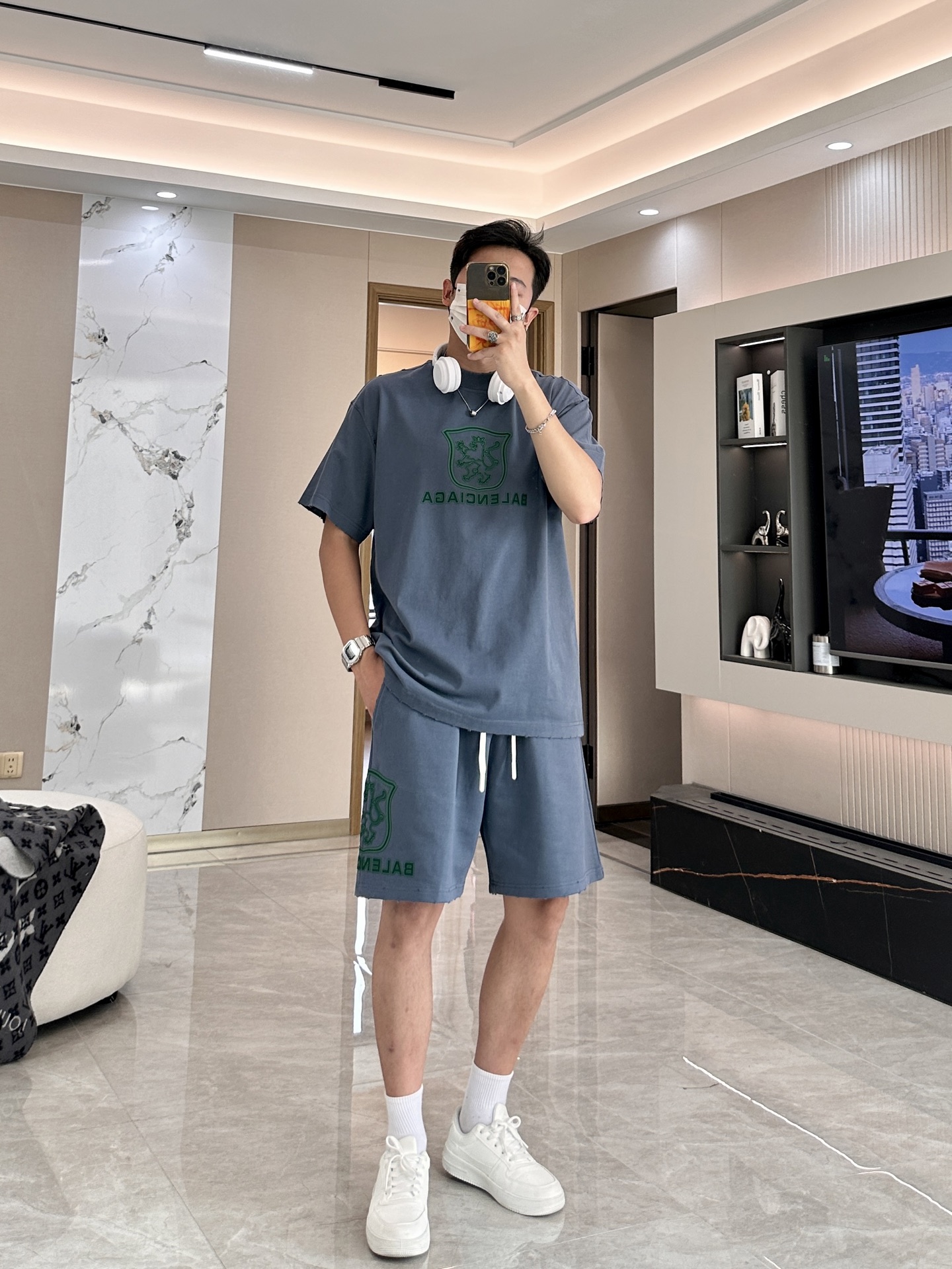 NO:522217,Balenciaga round neck short-sleeved shorts suit half-sleeved suit top version trading company channel orders, exclusive limited overseas quality for sale, classic is eternal, absolutely worth buying!  This type of suit is also a must-have for lazy people. You don’t have to think about how to match it, just do it easily!  Custom-made fabrics are provided with smooth touch, but they are crisp and stylish, with a full texture on the upper body!  The overall style is simple and generous without losing style, with a strong sense of upper body, absolutely at the forefront of fashion, very comfortable to wear, no need to say much about the style and cutting of pants, the upper body is exquisite and vivid, and the truly palace-level casual pants can be competent for various occasions whether they are sports or casual. It is worth recommending Amway, and roaring recommendation!  !  /1 set (not sold) Top size S-3XL Pants size 29-36,,balenciaga,shorts,T-shirt,alexander wang19860909巴黎世家 圆领短袖短裤套装 半袖套装顶级版本贸易公司渠道订单,海外精品独家限定发售,经典即永恒,入手绝对值的！这种类型的套装也是懒人必备的一套,不用想怎么搭配,直接一套轻松搞定！客供定制面料,触感顺滑,却又挺括有型,上身质感十足！ 整体简洁大方而不失格调,上身感极强,绝对走在时尚最前端,穿着非常舒适,裤型款式和裁剪亦无需多言,上身精致跃然,真正殿堂级的休闲裤,无论是运动还是休闲时候都能胜任各种场合,值得安利,咆哮推荐！！ /1套（不拆卖) 上衣尺码S-3XL 裤子尺码29-36,,balenciaga,shorts,T-shirt,alexander wang,Men's clothing