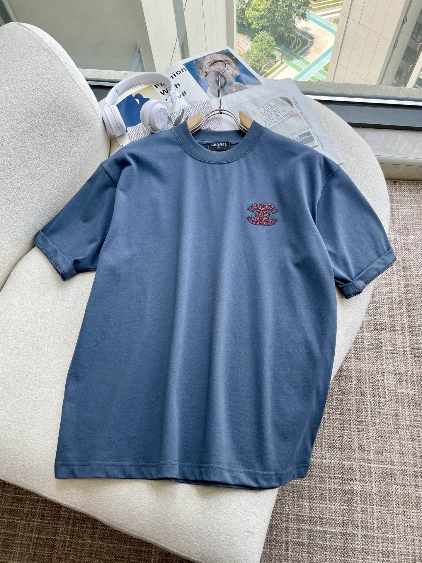 NO:522223,CHANEL 2025 spring and summer style/official website synchronization The fabric is made of heavy pure cotton combed cotton fabric, OS loose style, and the upper body style is super positive!  Everyday versatile, a must-have item for wardrobe!  Size S-3XL (Large-size) Size/part S M L XL 2XL 3XL Shoulder width 52 54 56 57 59 60 Clothes length 70 72.75.78.82.85. Bust 54 56.58.60.62.64. Sleeve length 24 26 27 28 29 30,,chanel,alexander wang19860909CHANEL 2025春夏款/官网同步 面料采用重磅纯棉精梳棉面料,OS宽松版型,上身版型超正！日常百搭,衣橱必备单品！ 尺码 S-3XL（版型偏大） 码数/部位S M L XL 2XL 3XL 肩宽 52 54 56 57 59 60 衣长70 72.75.78.82.85. 胸围 54 56.58.60.62.64. 袖长24 26 27 28 29 30,,chanel,alexander wang,Men's clothing