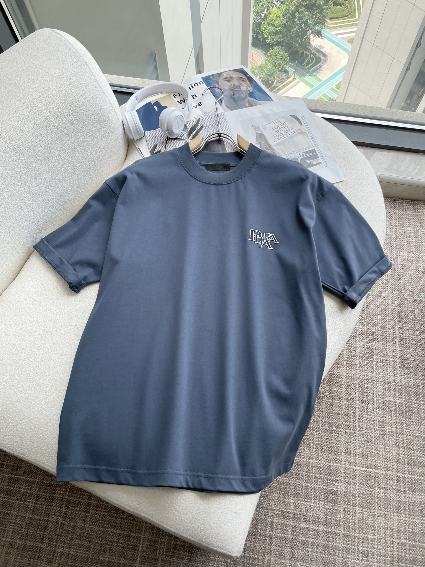 NO:522226,Prad 2025 spring and summer style/official website synchronization The fabric is made of heavy pure cotton combed cotton fabric, OS loose style, and the upper body style is super positive!  Everyday versatile, a must-have item for wardrobe!  Size S-3XL (Large-size) Size/part S M L XL 2XL 3XL Shoulder width 52 54 56 57 59 60 Clothes length 70 72.75.78.82.85. Bust 54 56.58.60.62.64. Sleeve length 24 26 27 28 29 30,,prada,alexander wang19860909Prad 2025春夏款/官网同步 面料采用重磅纯棉精梳棉面料,OS宽松版型,上身版型超正！日常百搭,衣橱必备单品！ 尺码 S-3XL（版型偏大） 码数/部位S M L XL 2XL 3XL 肩宽 52 54 56 57 59 60 衣长70 72.75.78.82.85. 胸围 54 56.58.60.62.64. 袖长24 26 27 28 29 30,,prada,alexander wang,Men's clothing