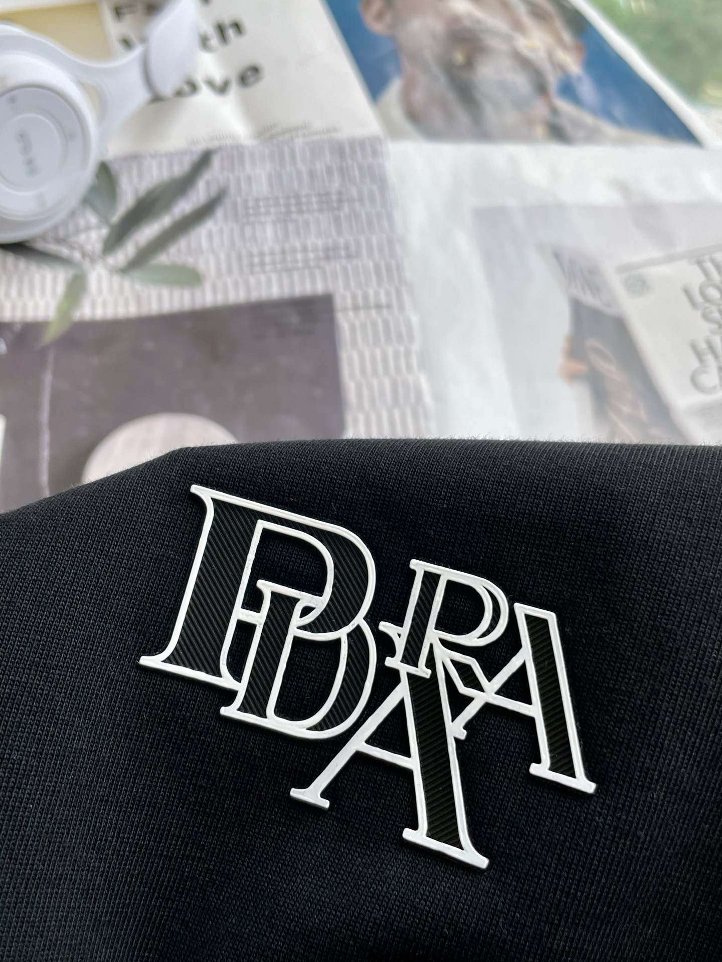 Prad 2025春夏款/官网同步面料采用重磅纯棉精梳棉面料，OS宽松版型，上身版型超正！日常百搭，衣橱