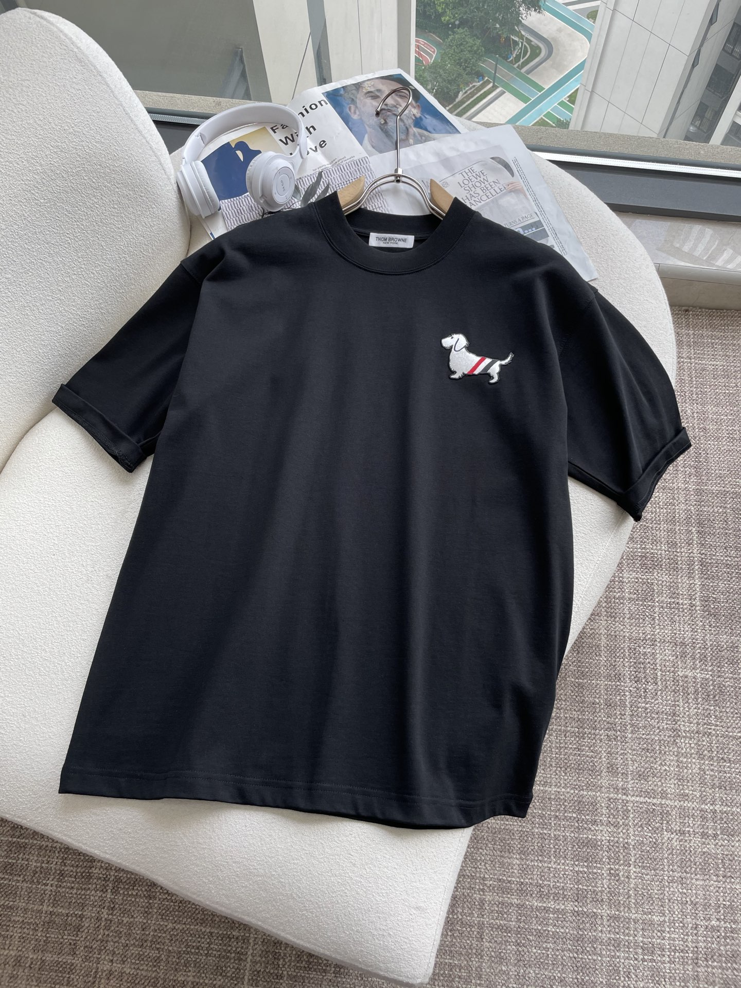 NO:522229,TB 2025 spring and summer style/official website synchronization The fabric is made of heavy pure cotton combed cotton fabric, OS loose style, and the upper body style is super positive!  Everyday versatile, a must-have item for wardrobe!  Size S-3XL (Large-size) Size/part S M L XL 2XL 3XL Shoulder width 52 54 56 57 59 60 Clothes length 70 72.75.78.82.85. Bust 54 56.58.60.62.64. Sleeve length 24 26 27 28 29 30,,alexander wang19860909TB 2025春夏款/官网同步 面料采用重磅纯棉精梳棉面料,OS宽松版型,上身版型超正！日常百搭,衣橱必备单品！ 尺码 S-3XL（版型偏大） 码数/部位S M L XL 2XL 3XL 肩宽 52 54 56 57 59 60 衣长70 72.75.78.82.85. 胸围 54 56.58.60.62.64. 袖长24 26 27 28 29 30,,alexander wang,Men's clothing